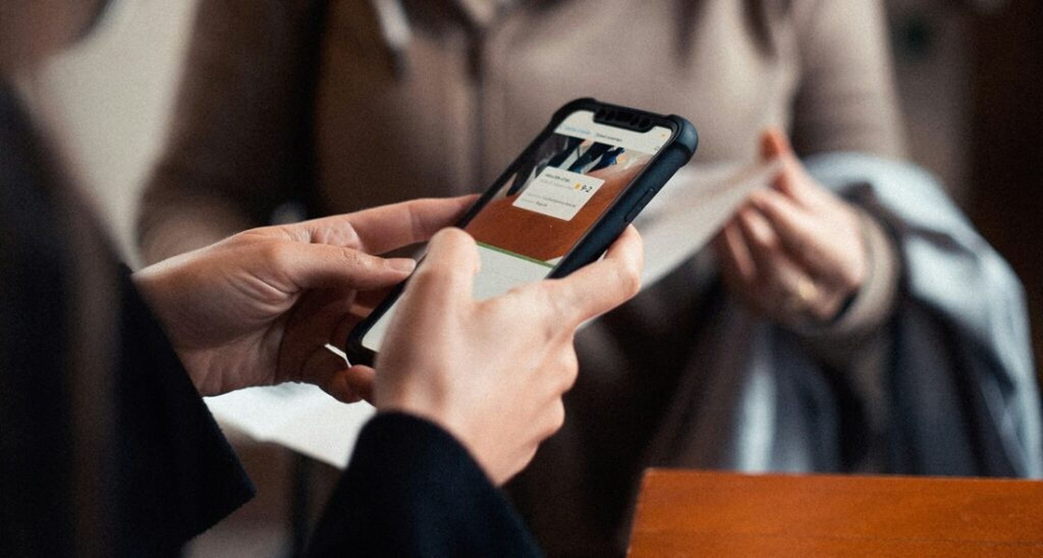 Persoon die op smartphone kijkt.