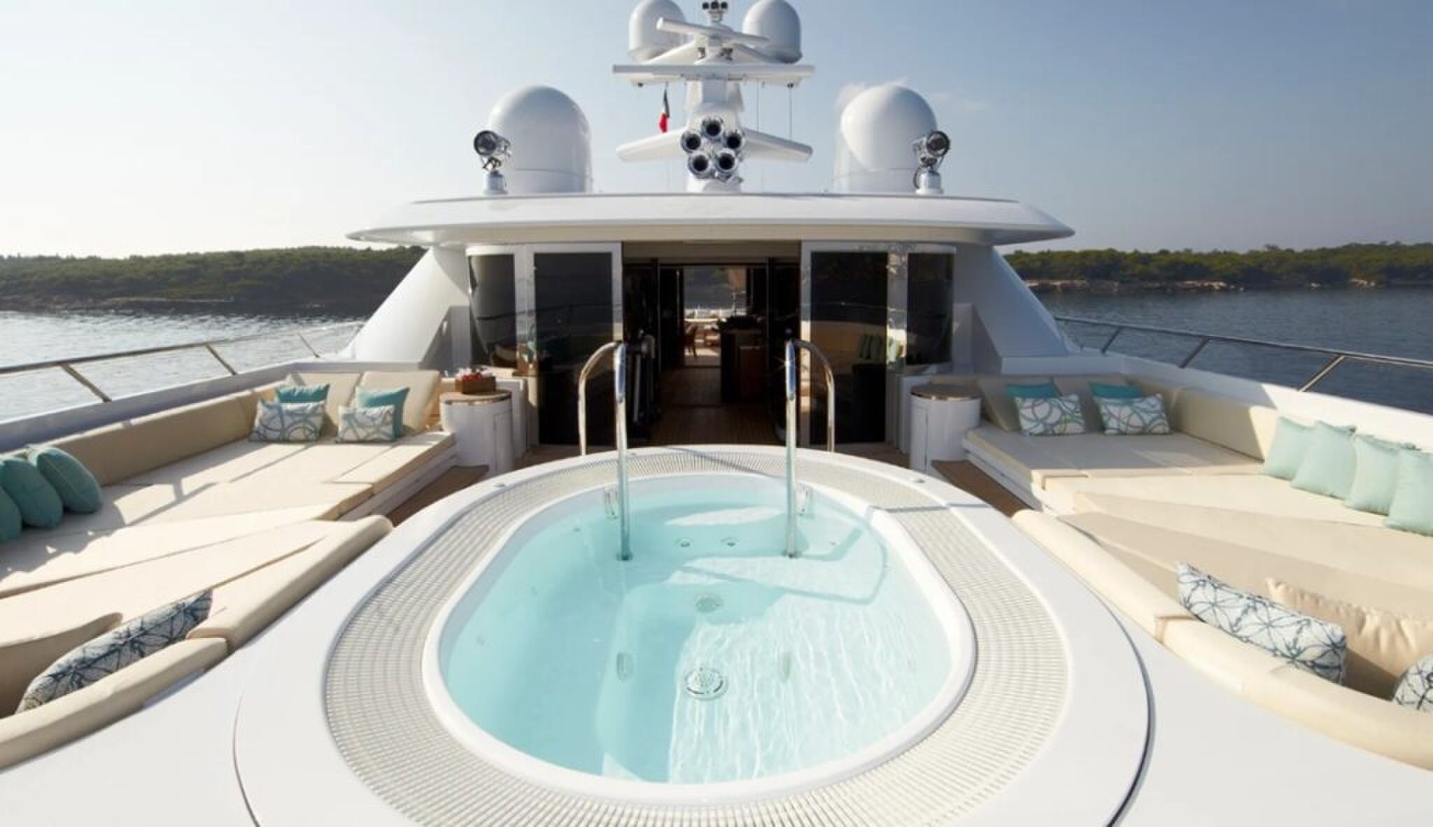 De jacuzzi van het superjacht dat door Kylie Jenner werd gehuurd.