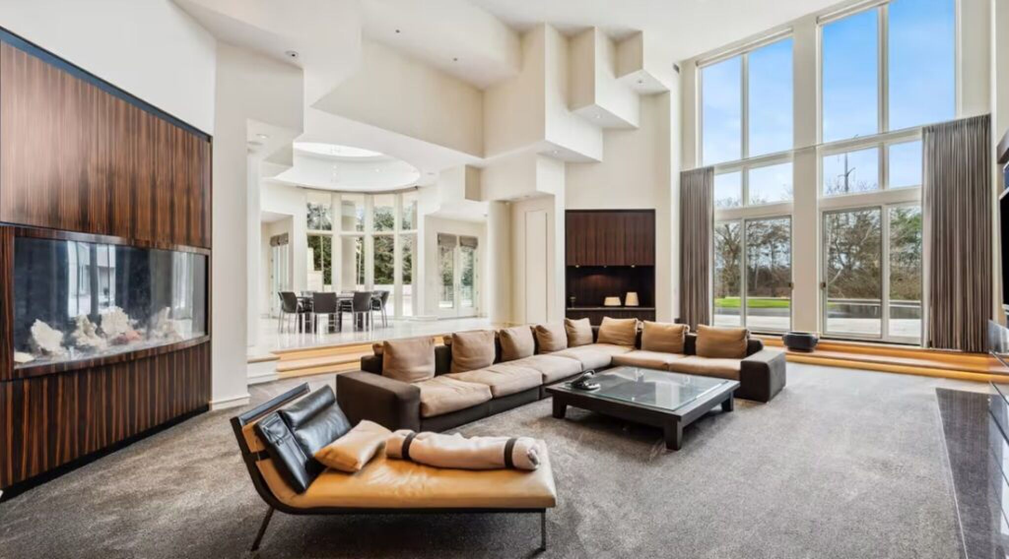 De living van de voormalige villa van Michael Jordan.