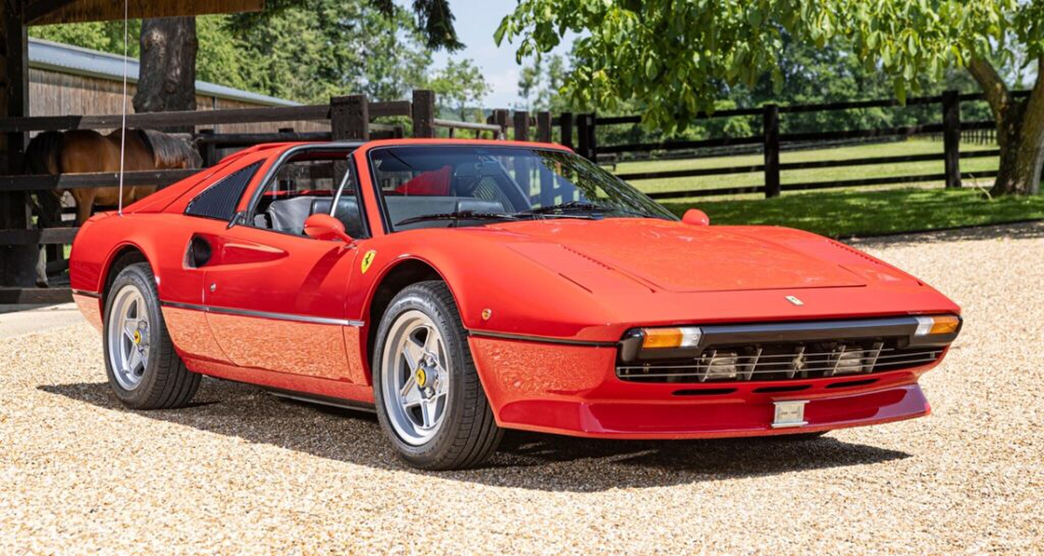Een Ferrari uit de autocollectie die naar de veiling zal gaan.