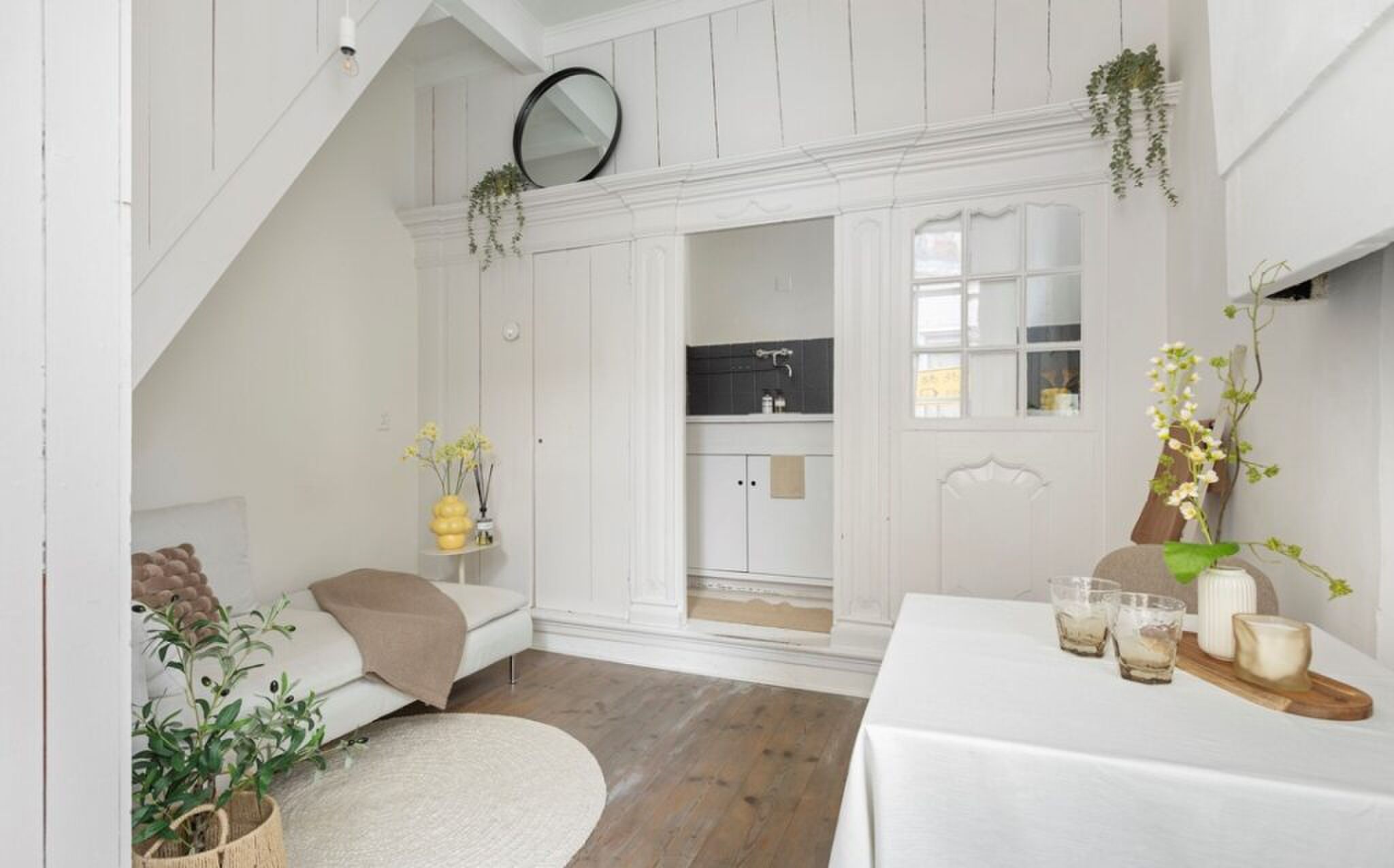 De woon- en eetkamer van het kleinste huis in Groningen.