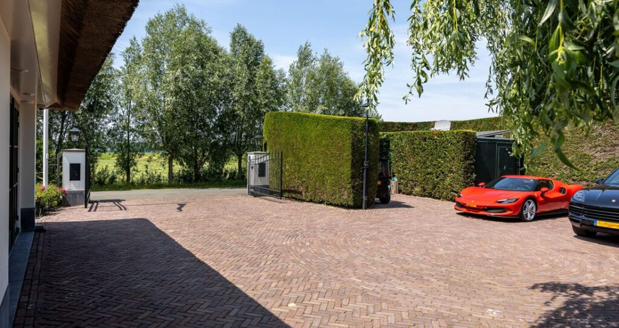 De dure auto's van de huidige eigenaar, geparkeerd op de oprit.