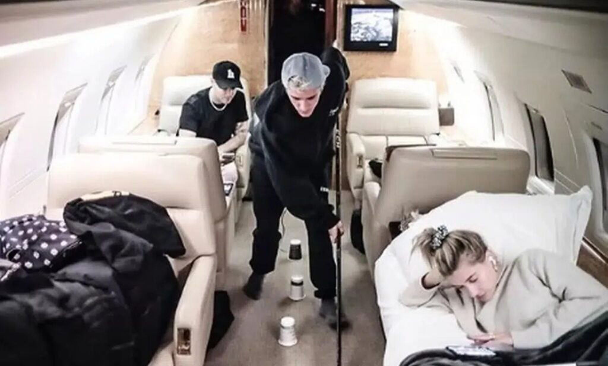Justin Bieber die aan het hockeyen is in zijn privéjet.