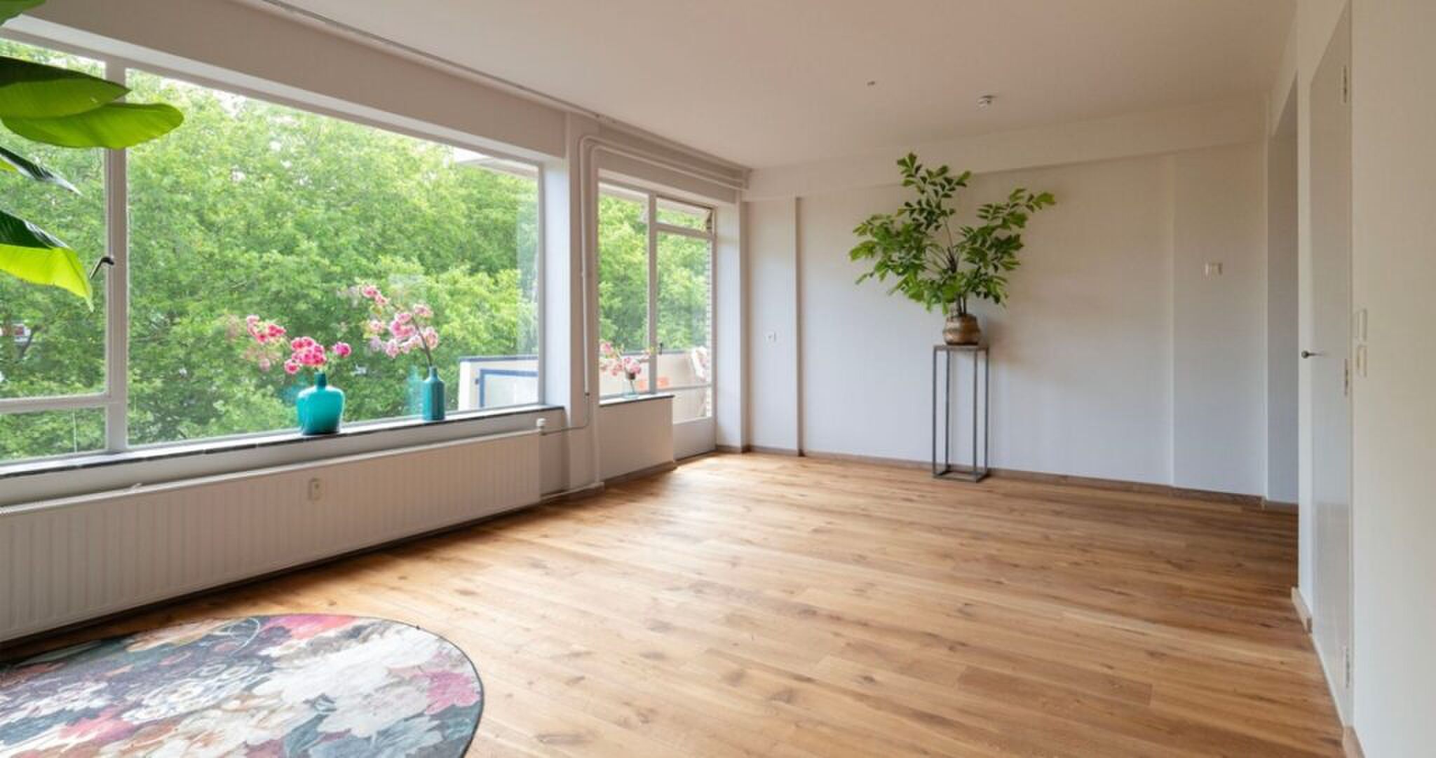 De ruime woonkamer.