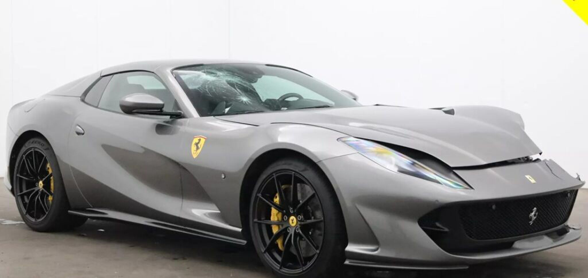 De gecrashte Ferrari 812 GTS.