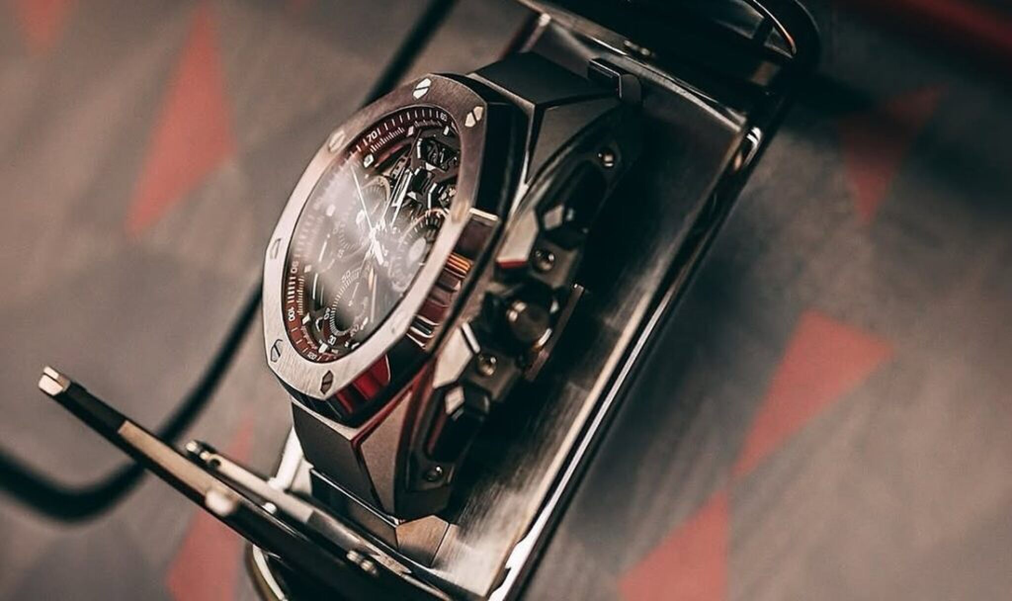 Het horloge dat in het dashboard van een Rolls-Royce is verwerkt.