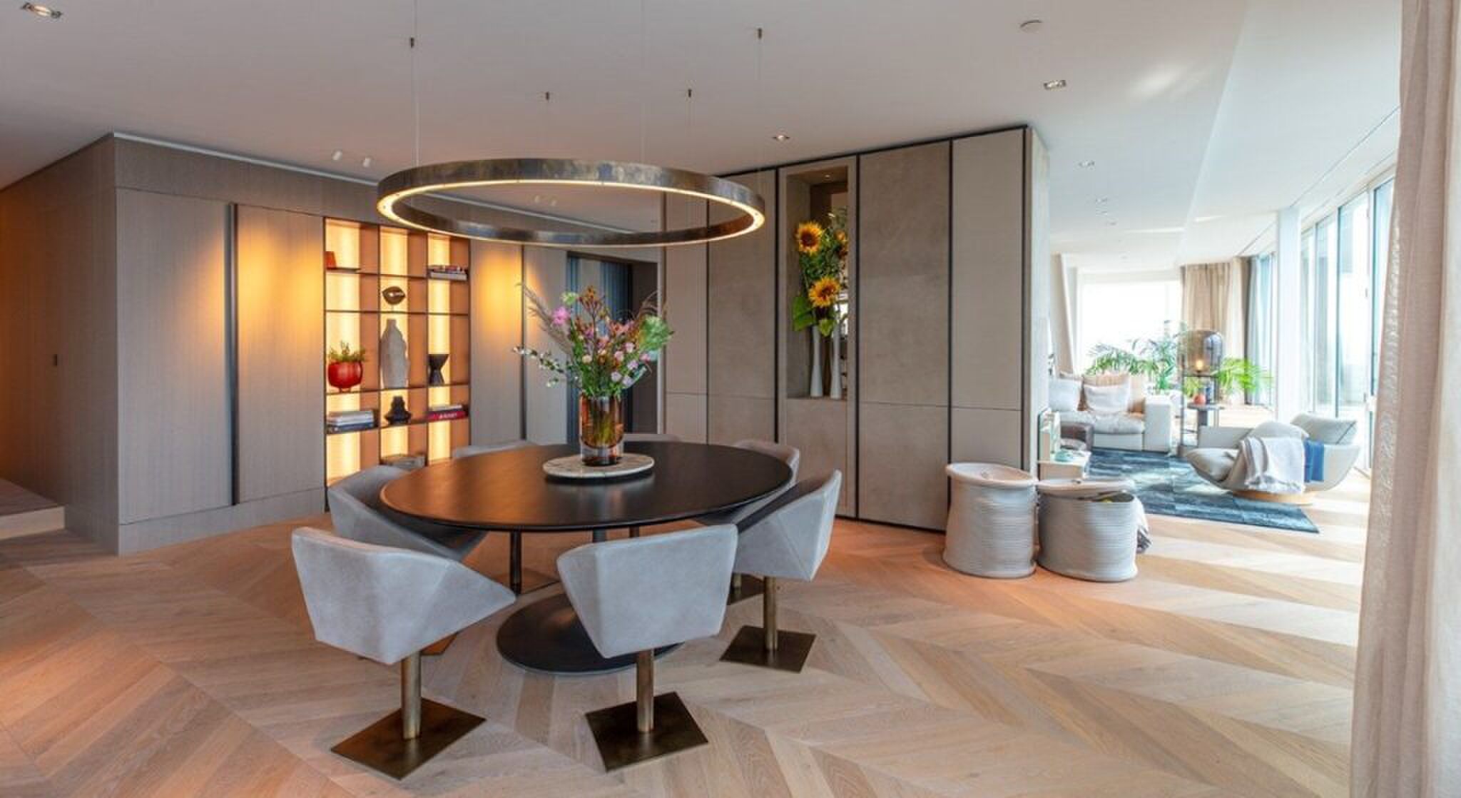 De eetkamer van de duurste woning van Rotterdam.