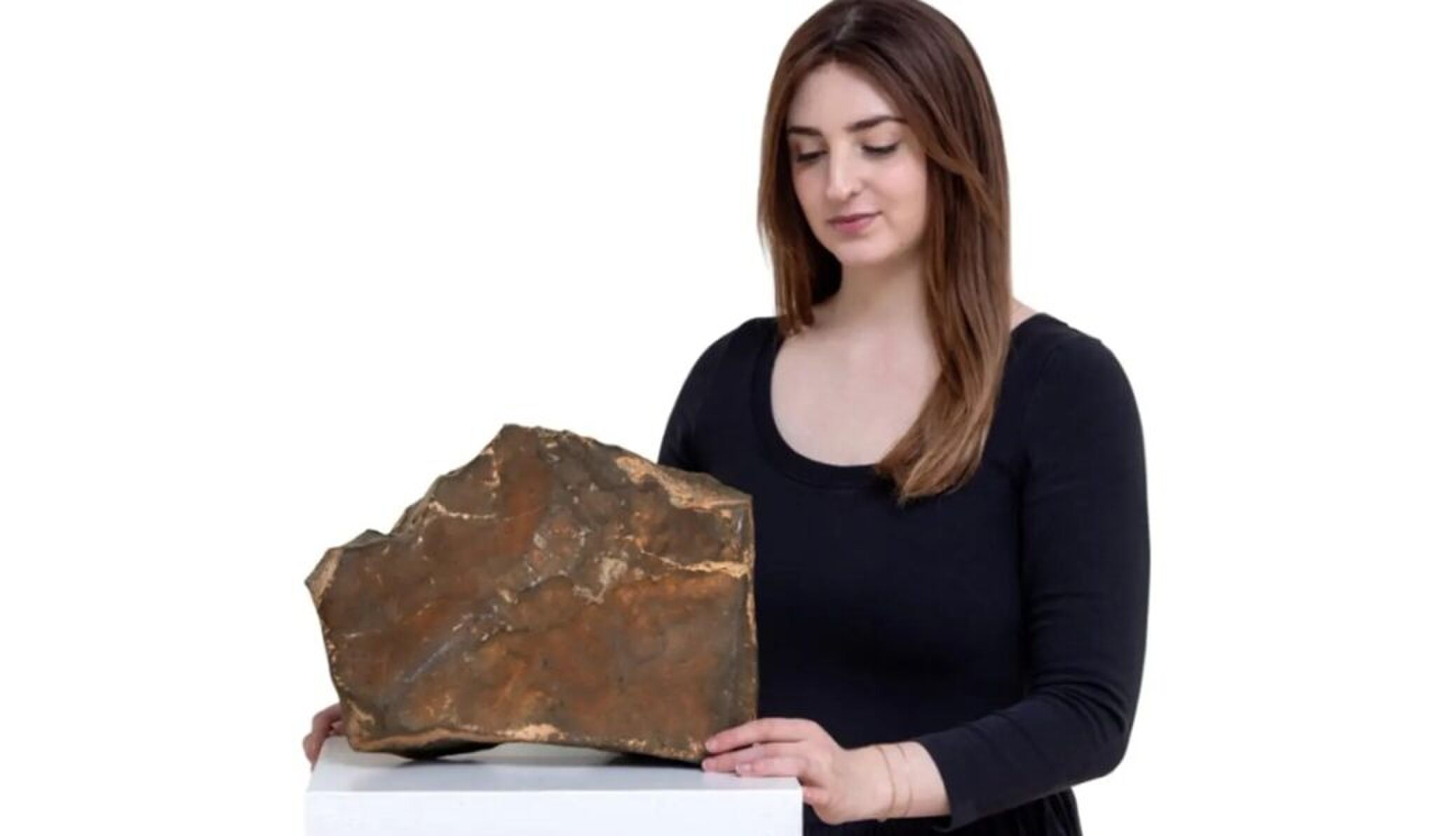 Een medewerkster van Sotheby's met het stuk van Mars.