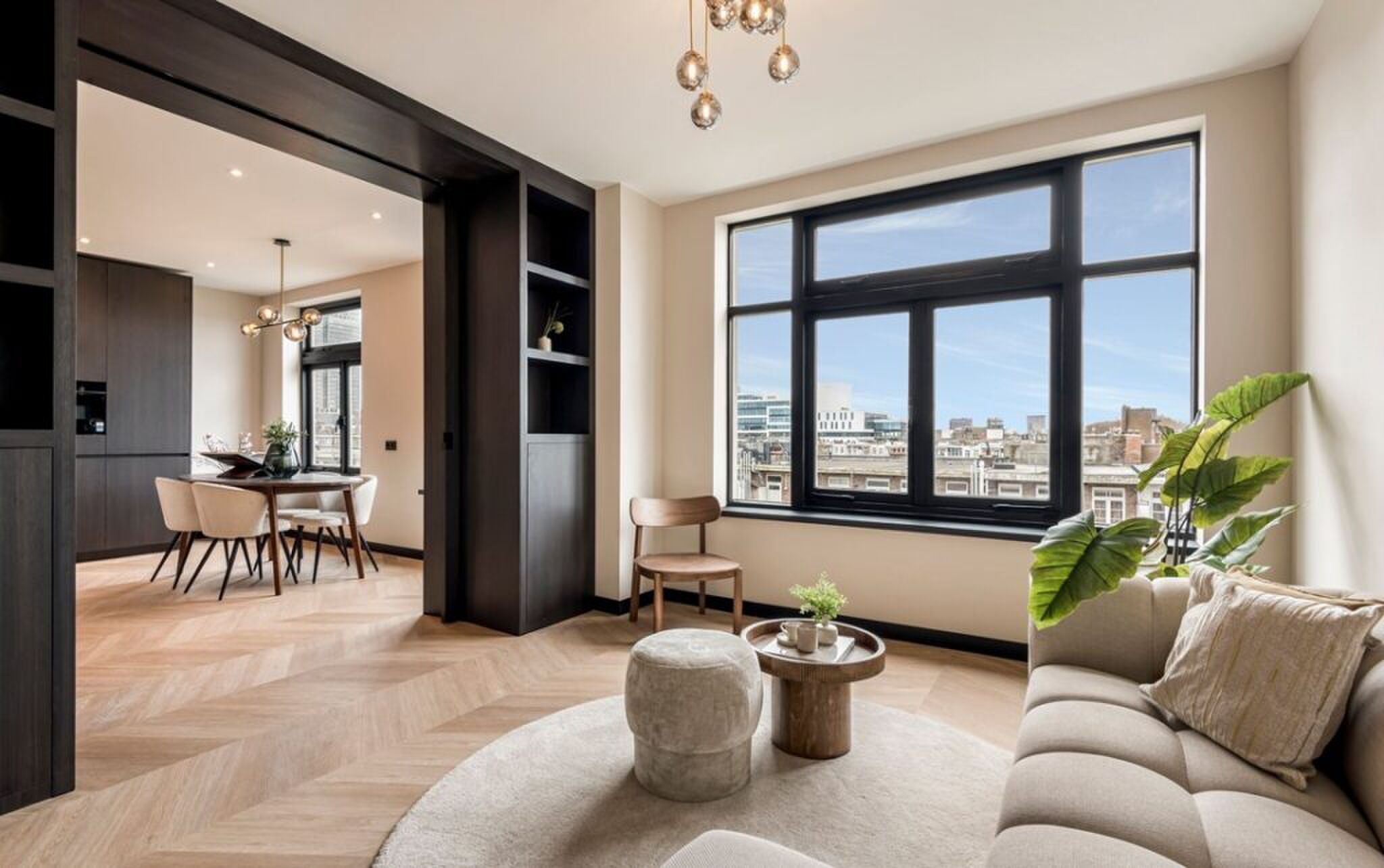 De luxe living van het huis in Amsterdam.