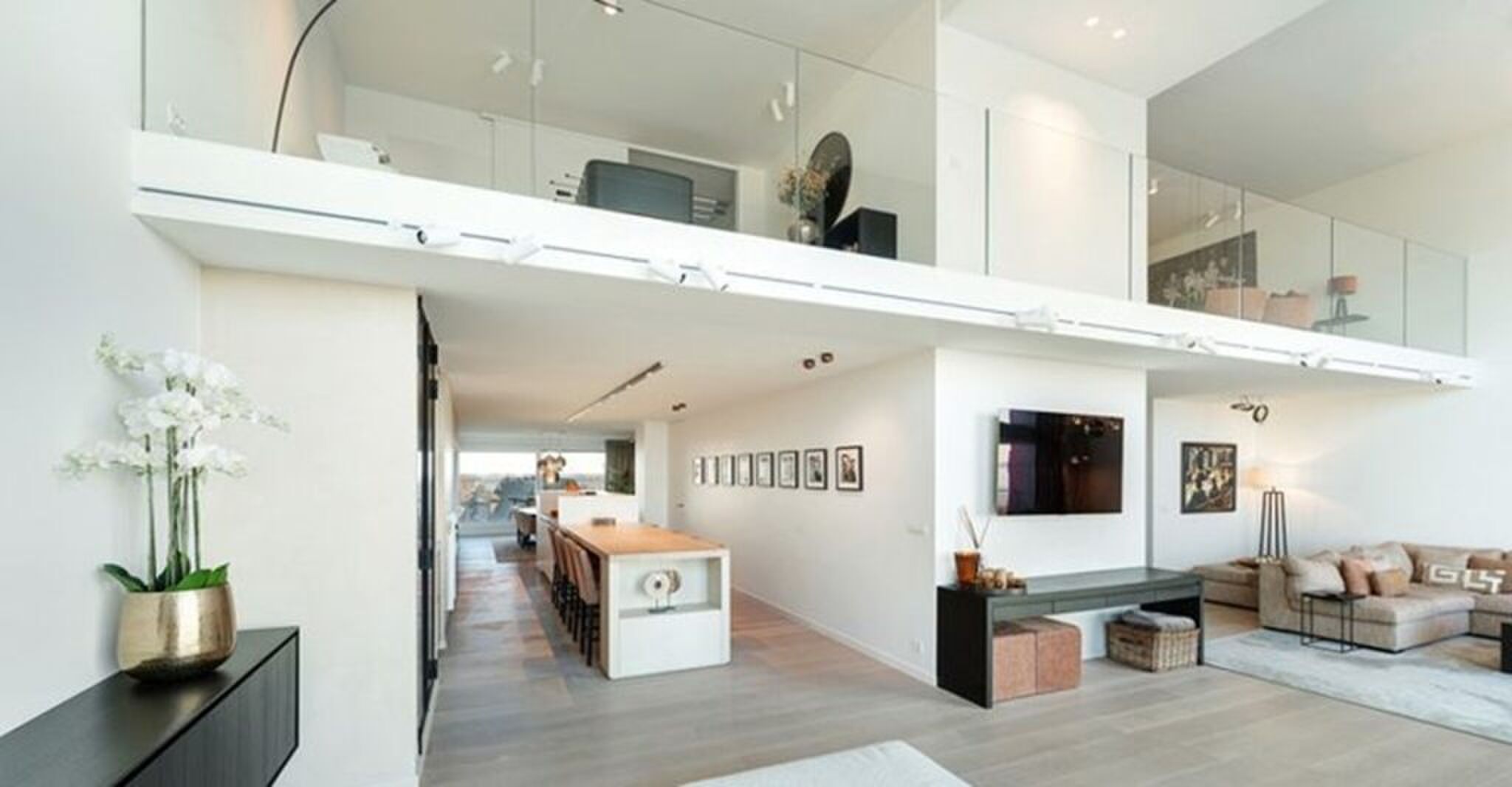 De living en keuken van het luxe penthouse.