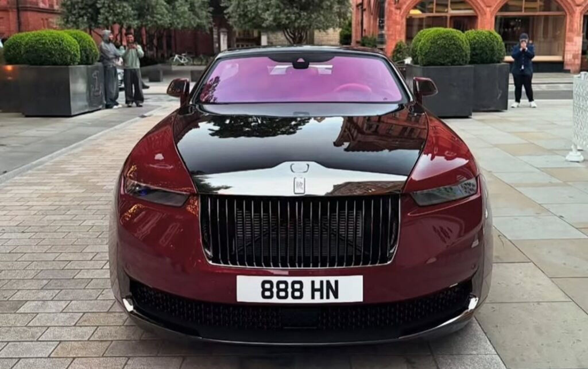 De snuit van de Rolls-Royce La Rose Noire Droptail.