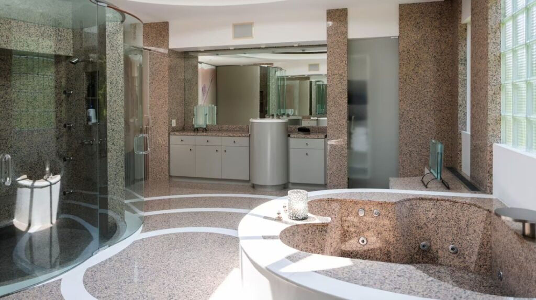 De badkamer van de voormalige villa van Michael Jordan.