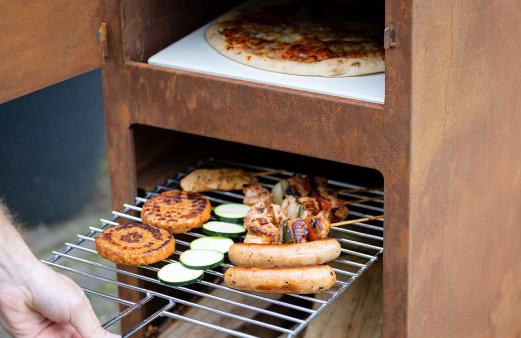 De grill en pizzaoven van de BluMill Outdoor Pizza Oven.