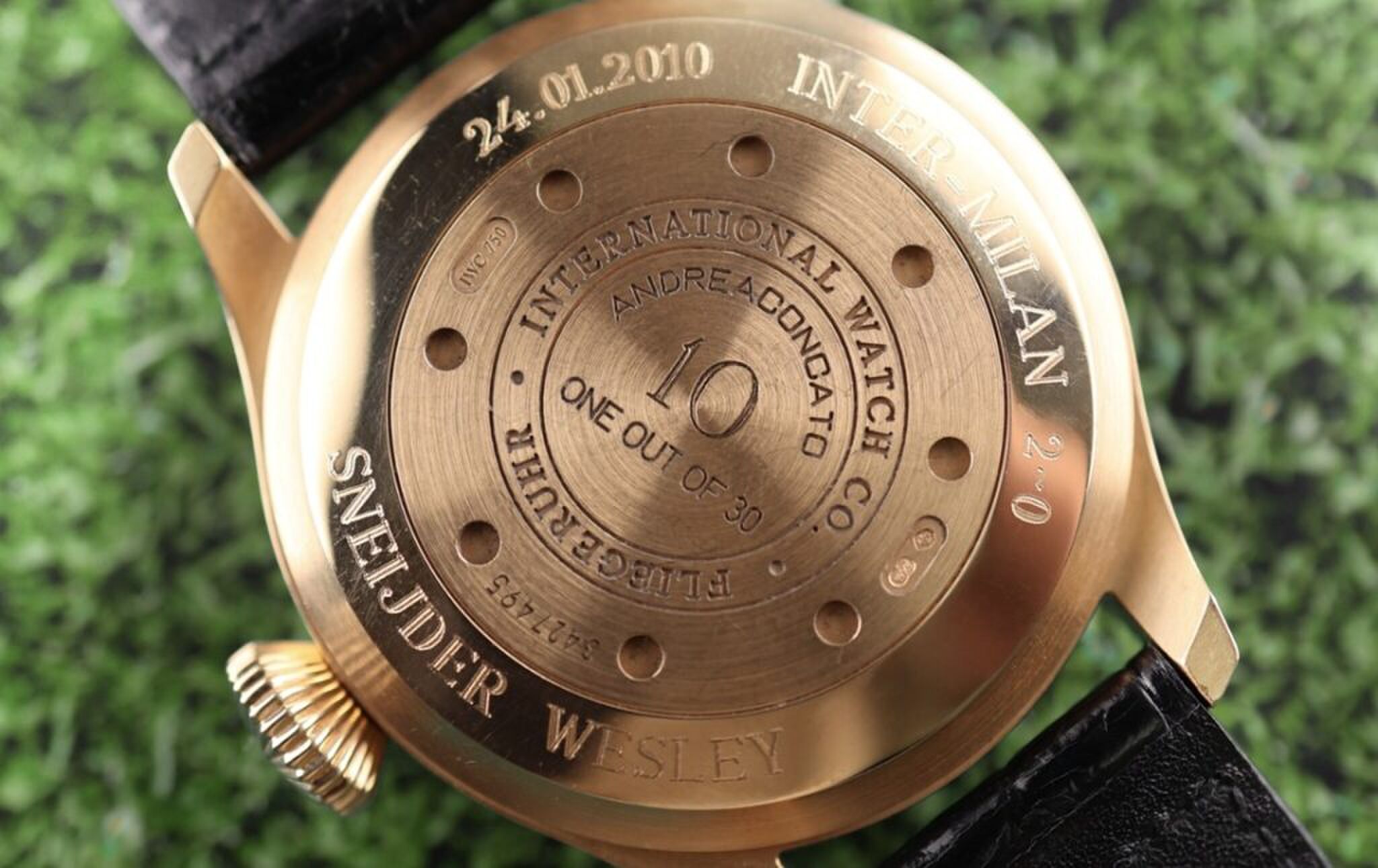 De achterkant van het horloge van Wesley Sneijder.