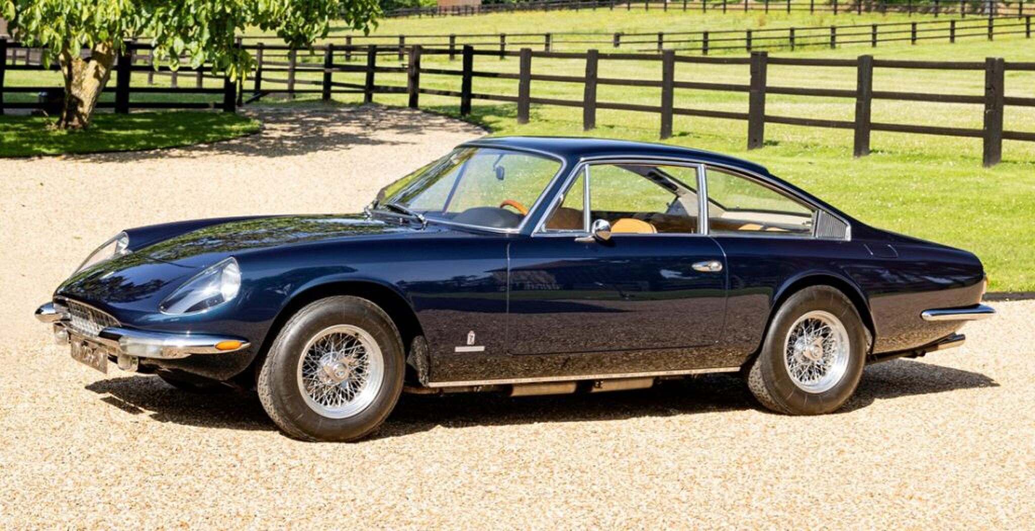 Een Ferrari uit de autocollectie die naar de veiling zal gaan.