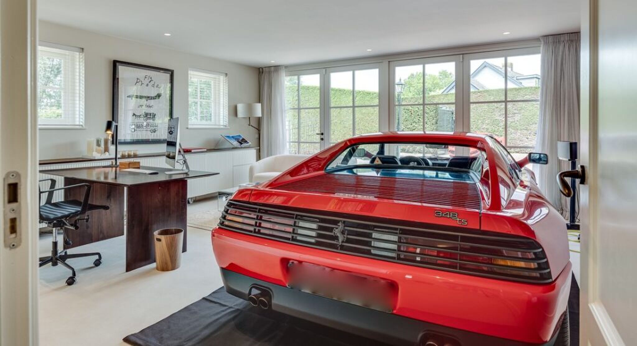 De Ferrari in de werkkamer van de villa.