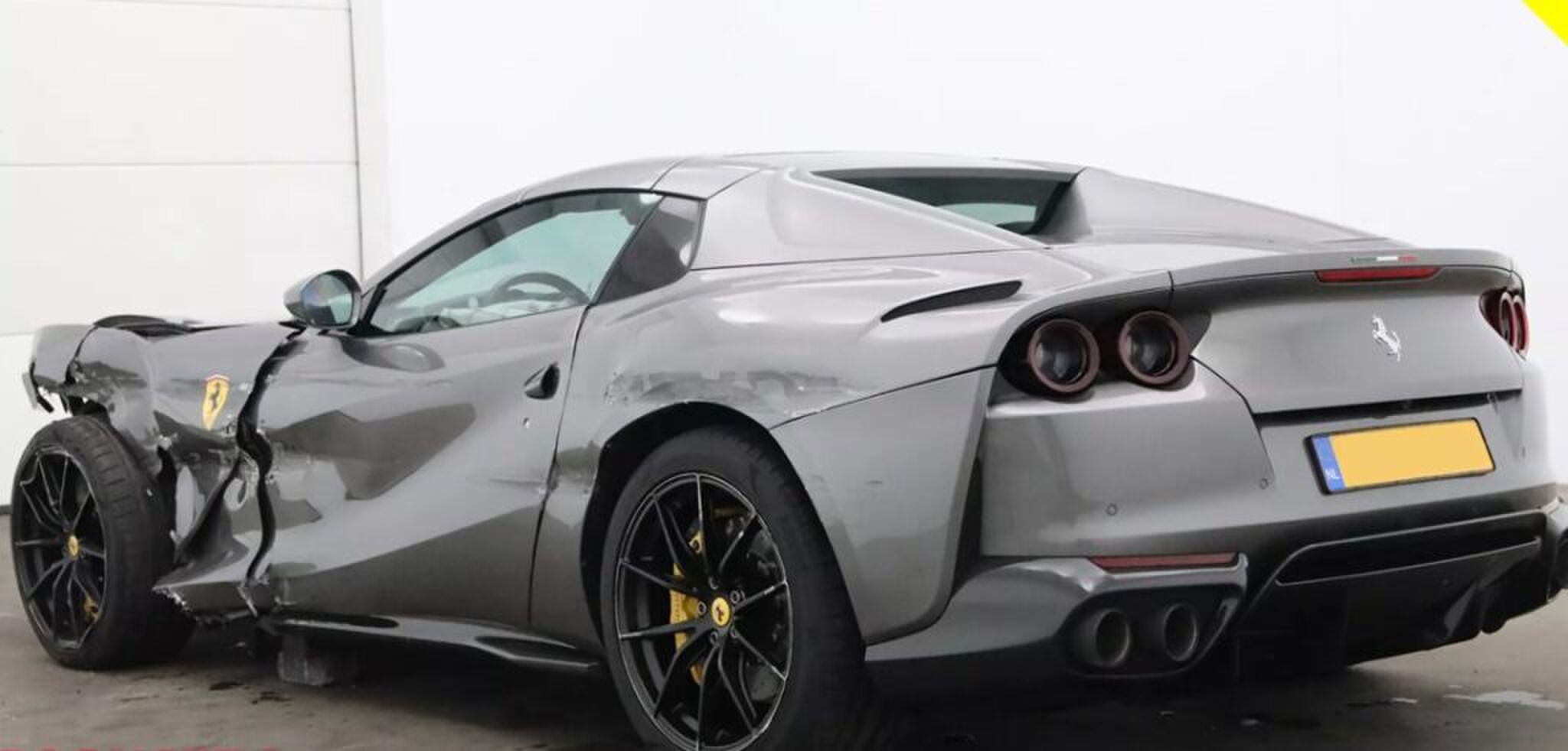 De achterzijde van het schadevoertuig.