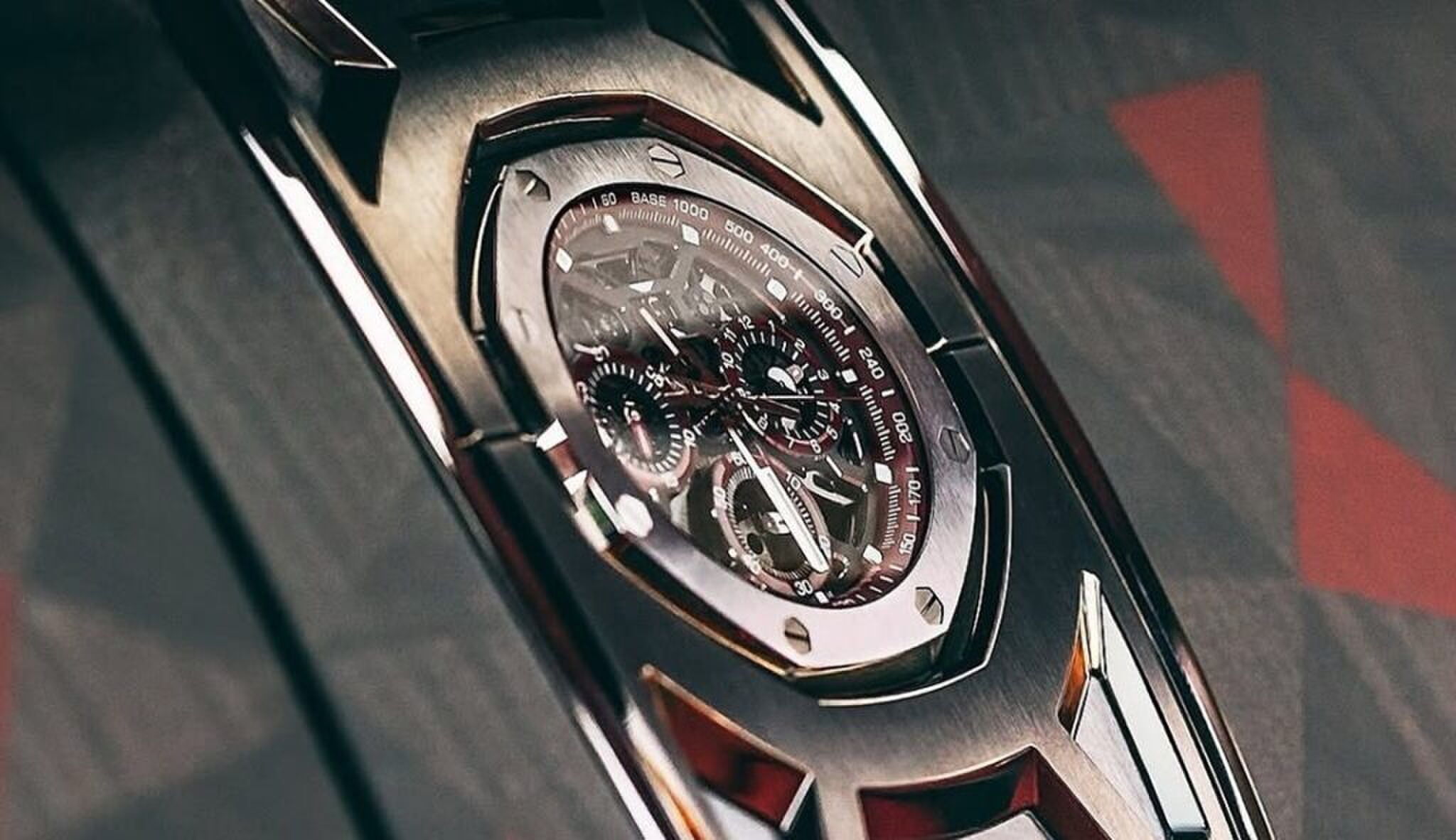 De Audemars Piguet in het dashboard van een luxe auto.