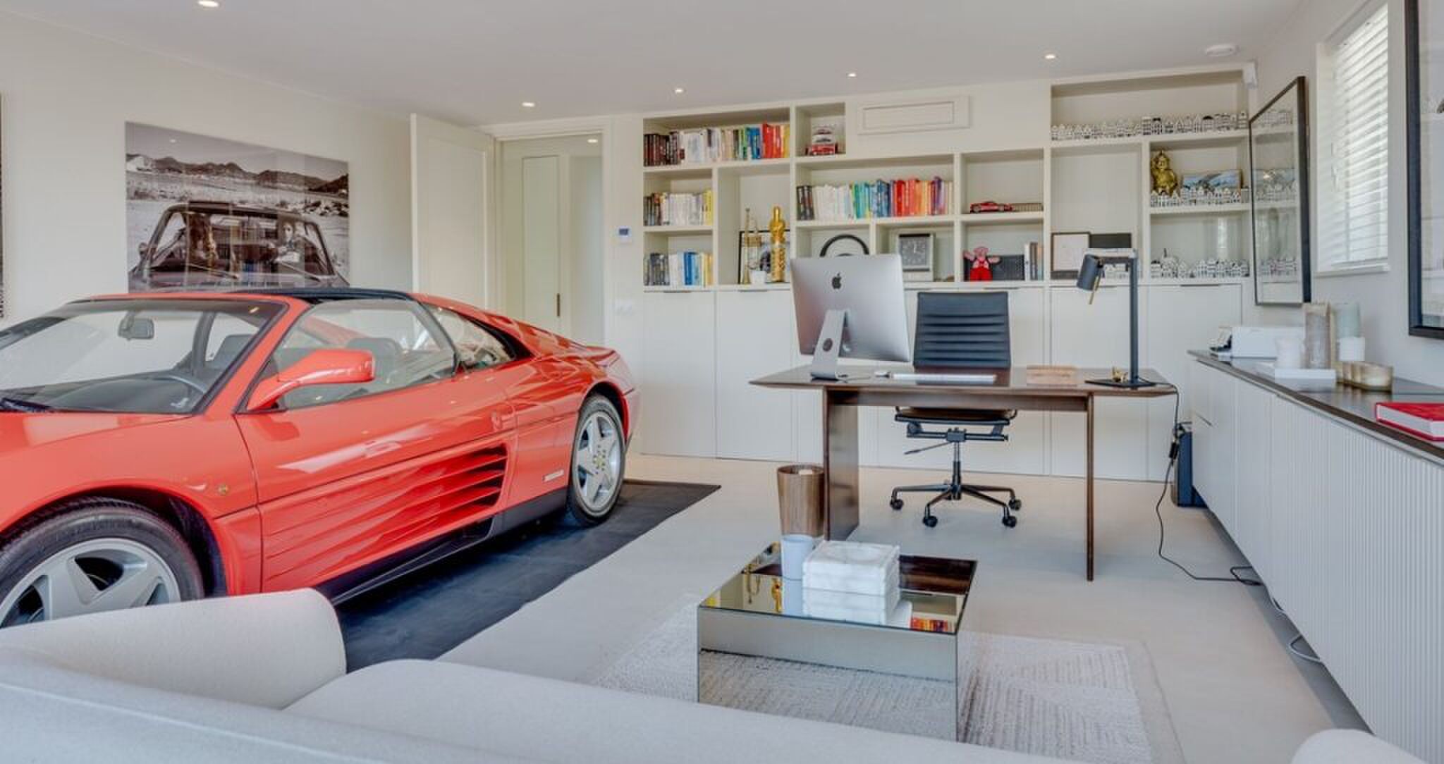 De werkkamer met de vintage Ferrari.