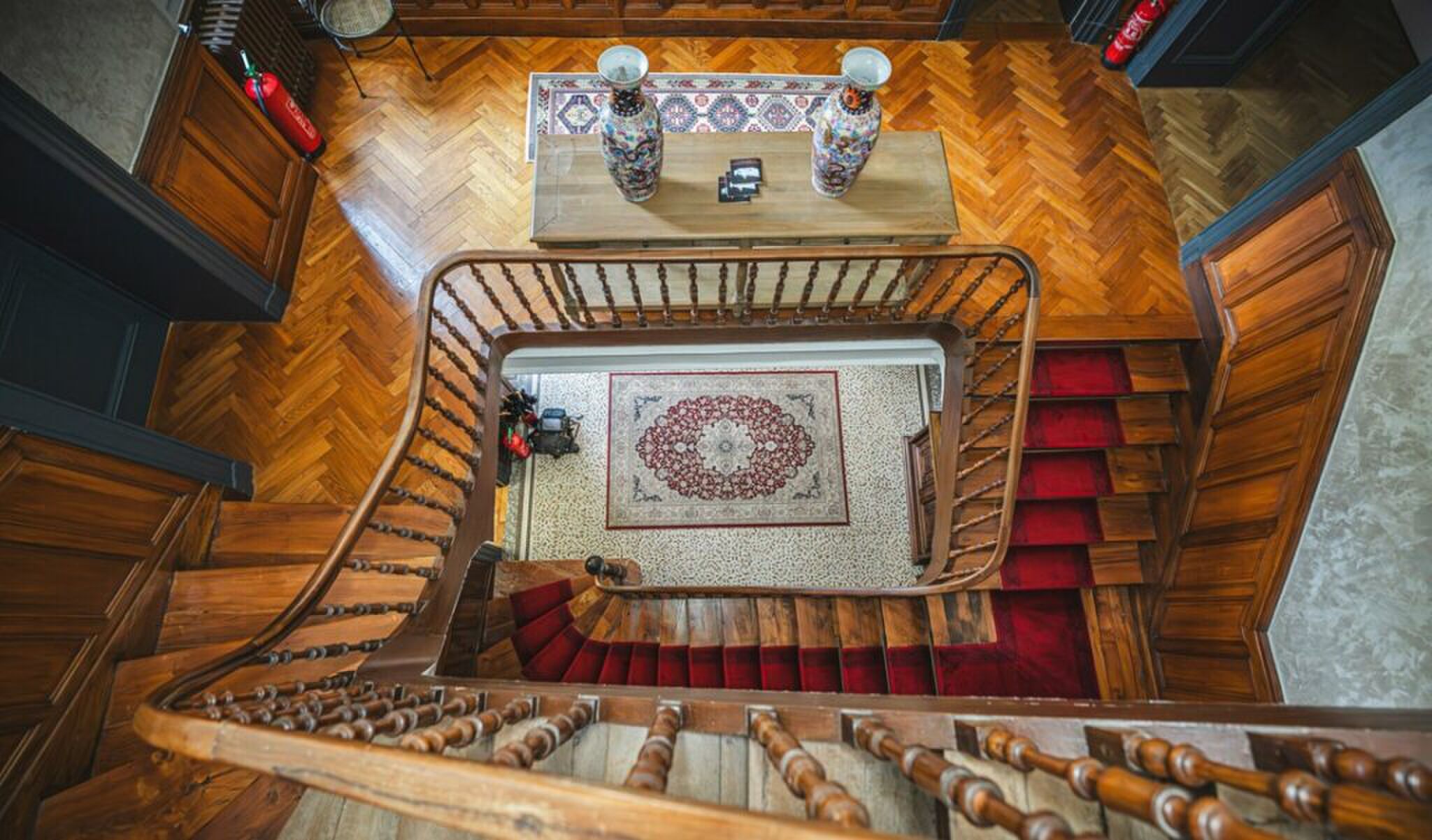 Het trappenhuis van het kasteel uit B&B Vol Liefde.