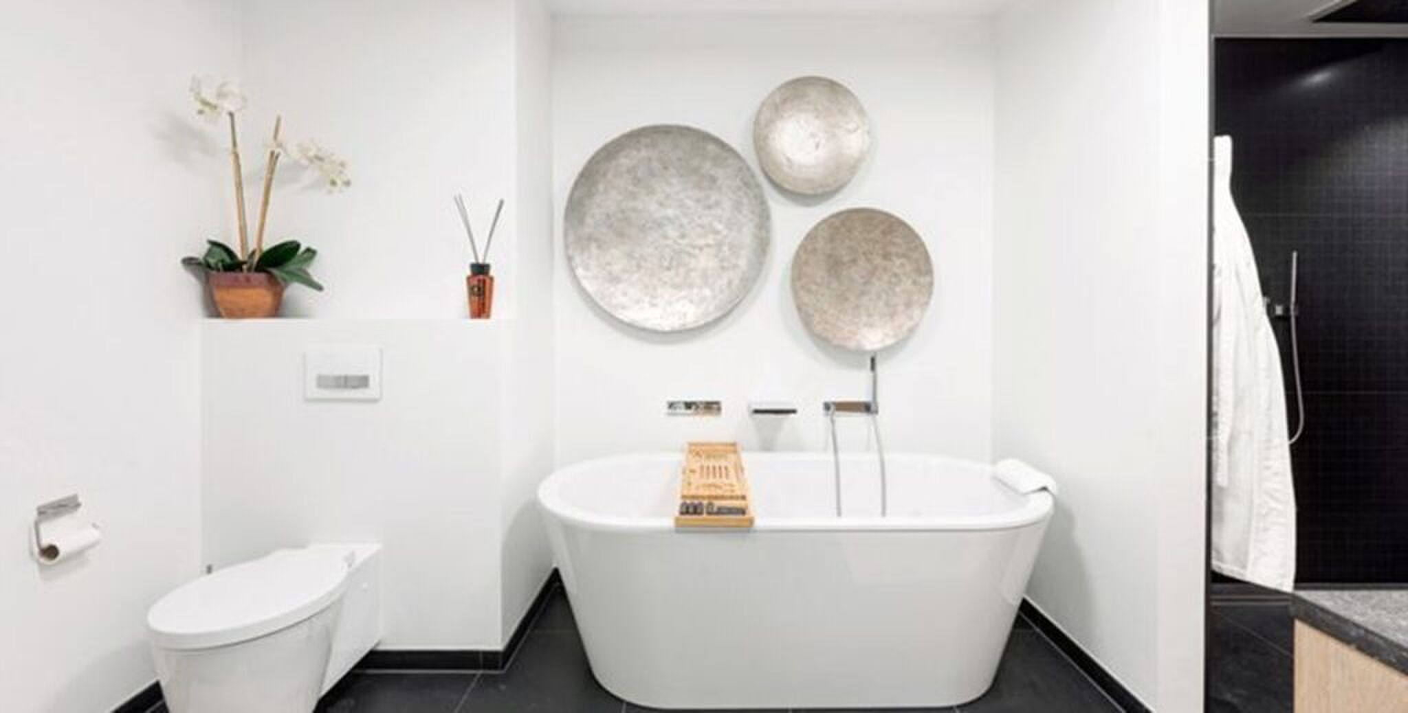 De badkamer van het penthouse.