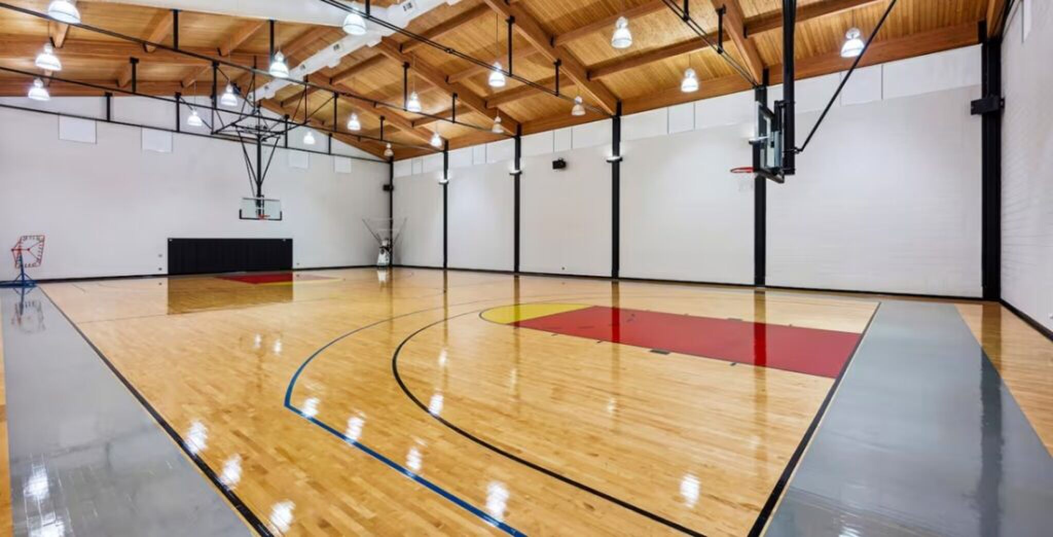 Het overdekte basketbalveld.