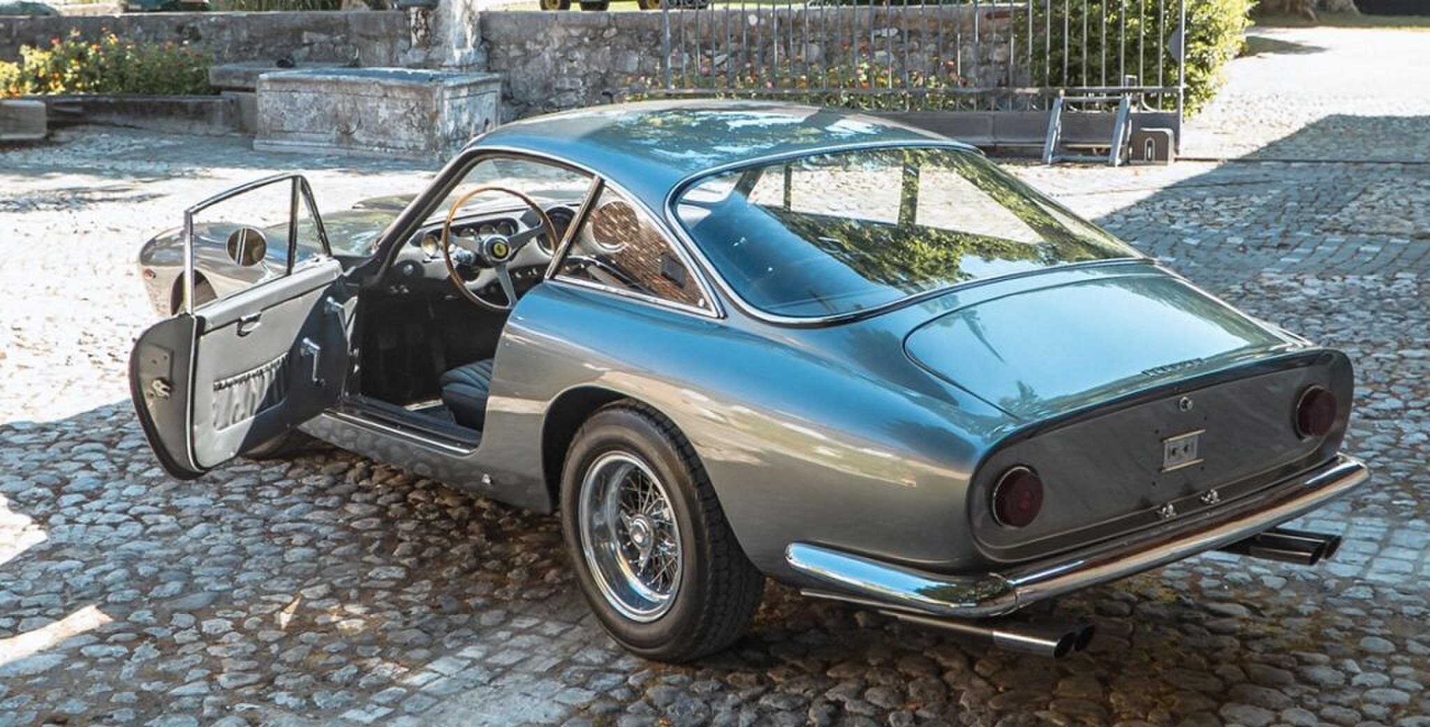 De achterzijde van de duurste Ferrari van Bernard Fornas.