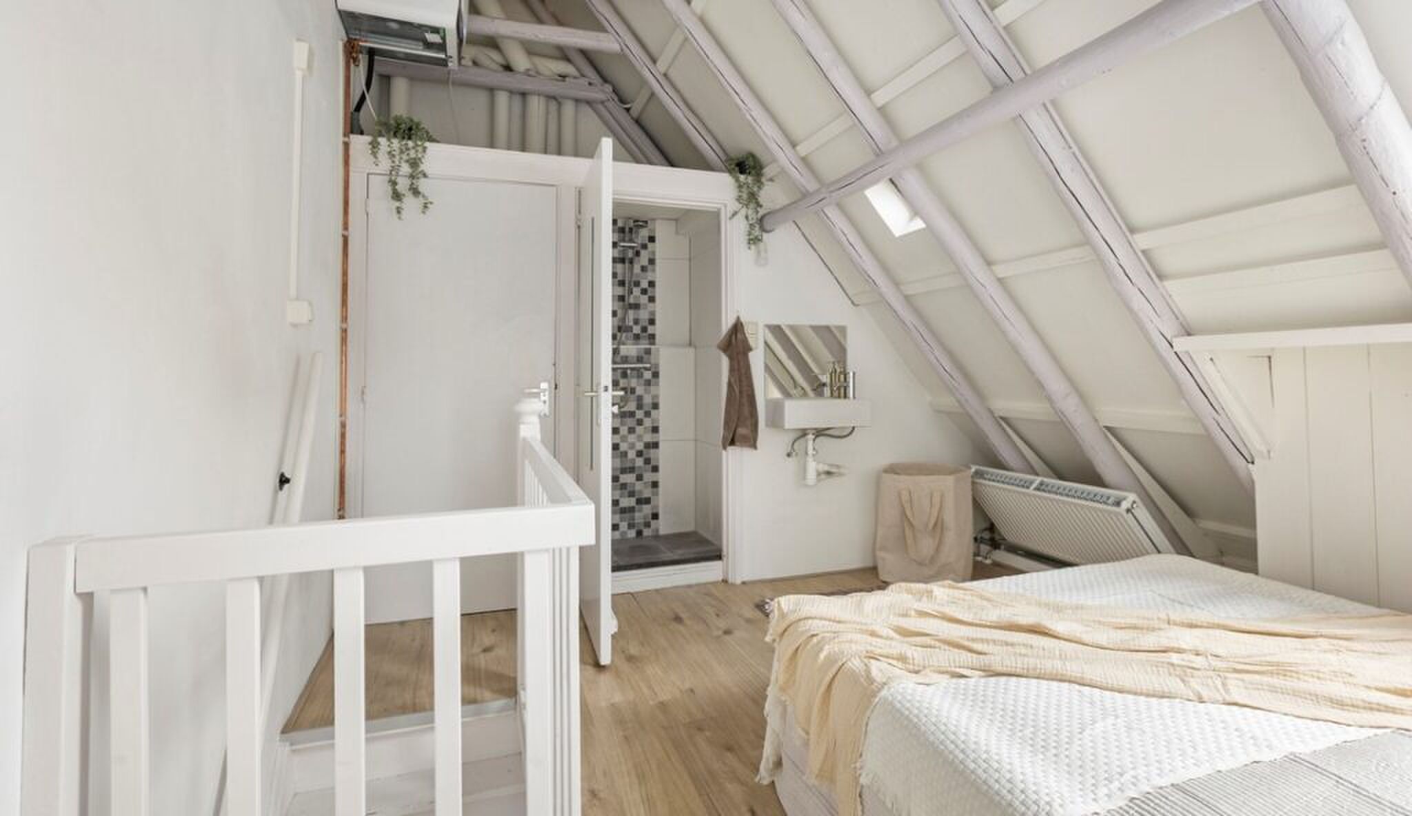 De en suite badkamer.