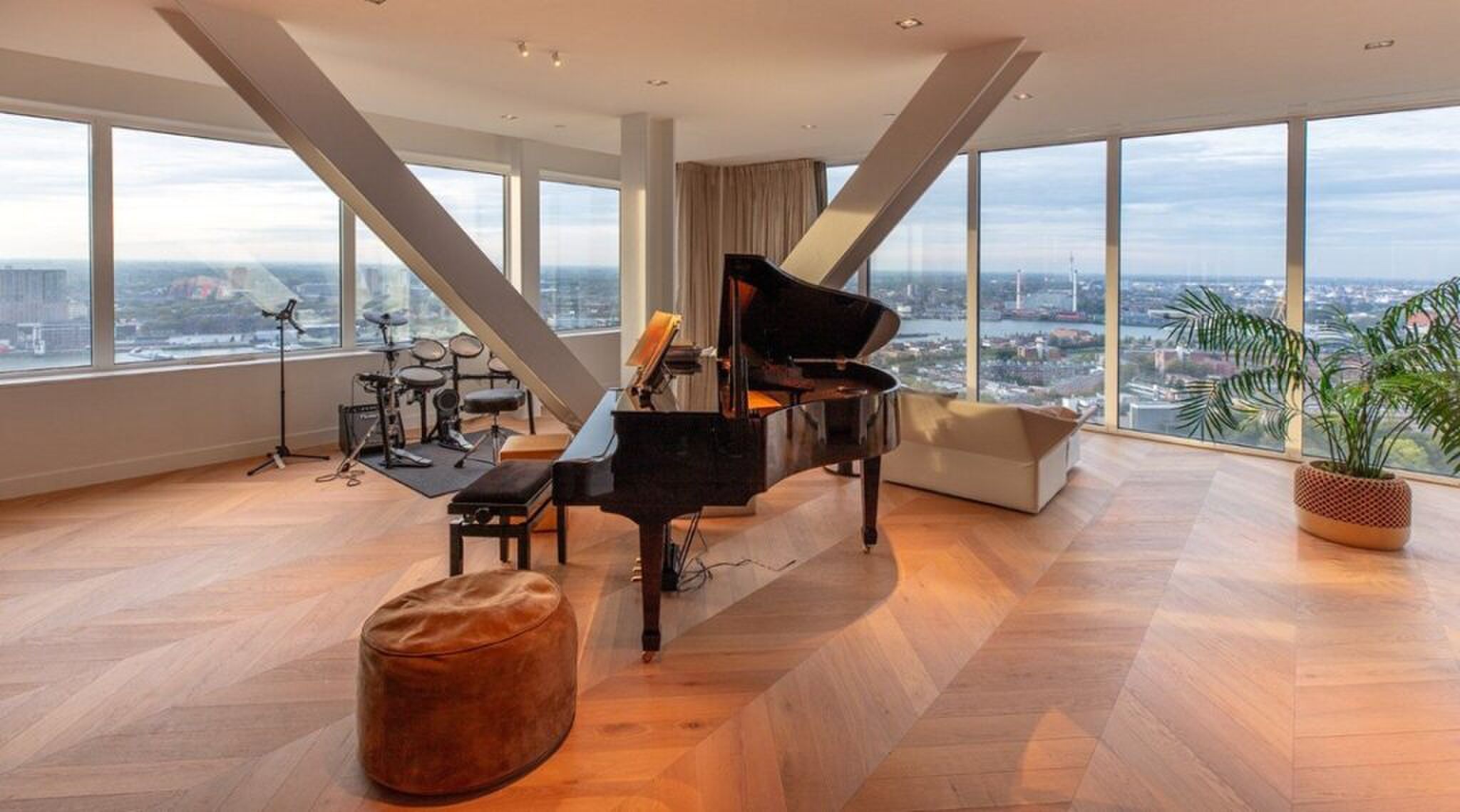 De pianovleugel in het appartement.