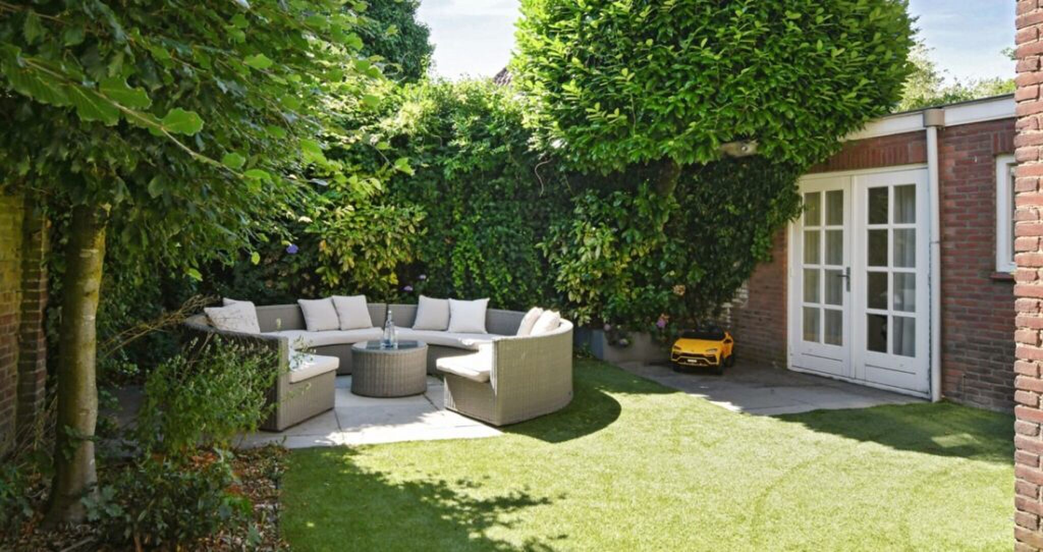 Tuin met een loungeset