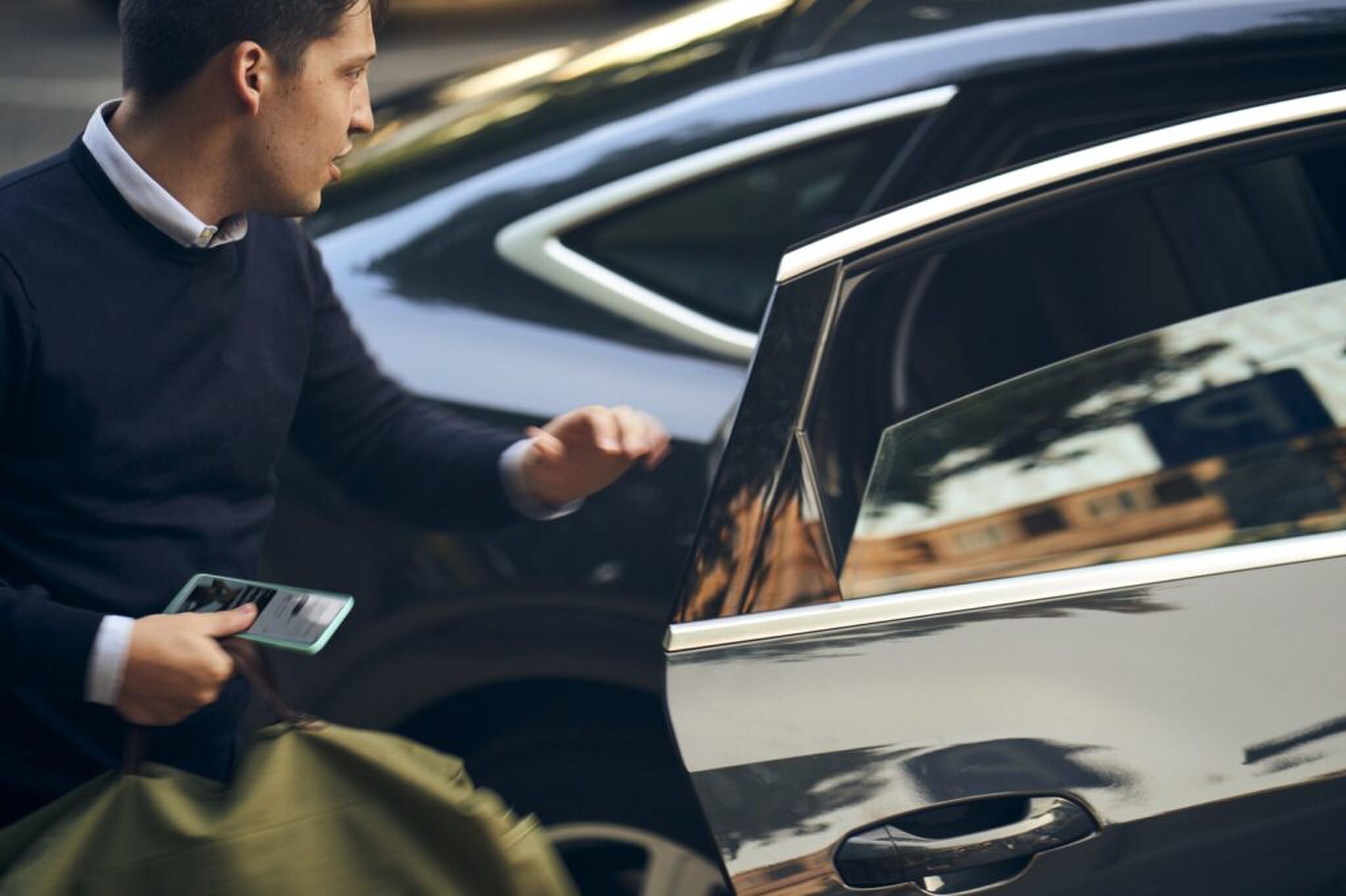 Een man die instapt bij een chauffeur van Uber Reserve