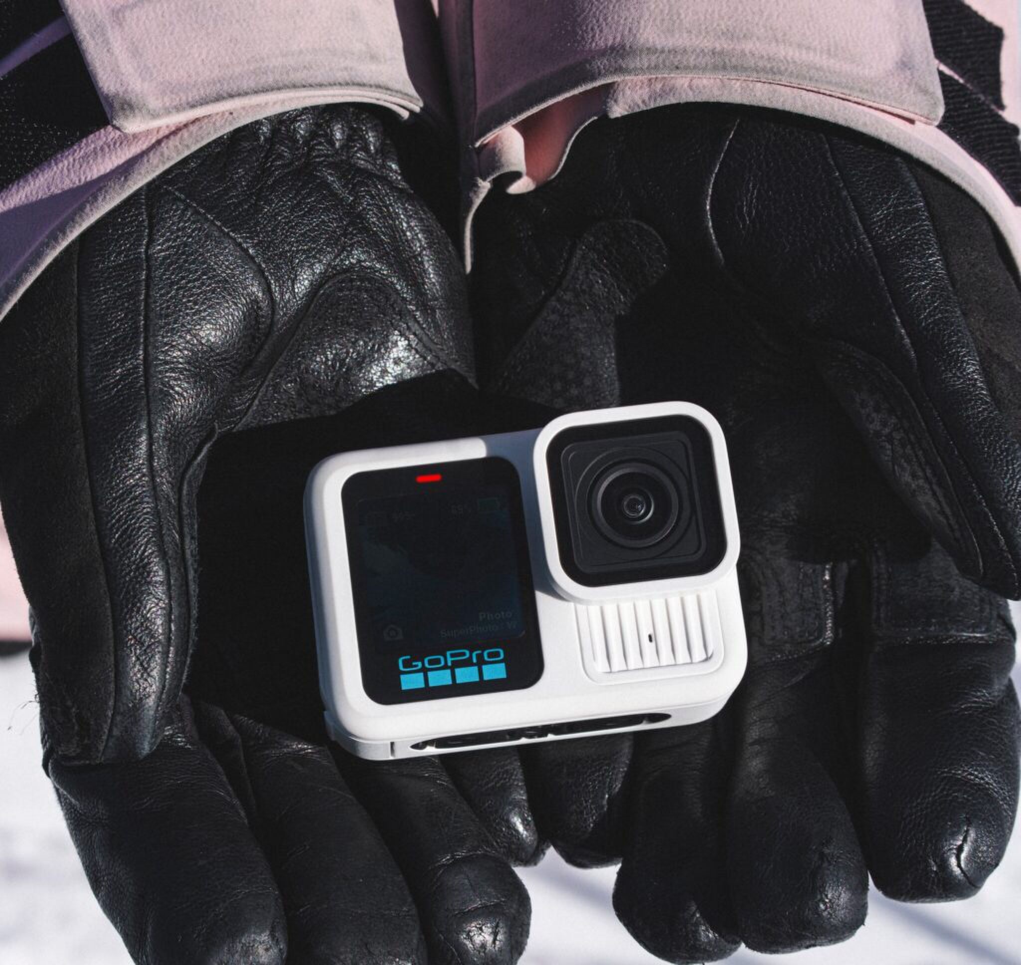 GoPro HERO 13 Limited edition Polar White in de handen
