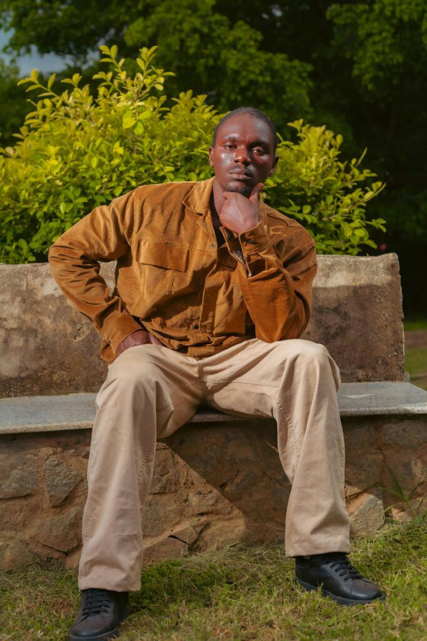 stijlvolle man op bankje