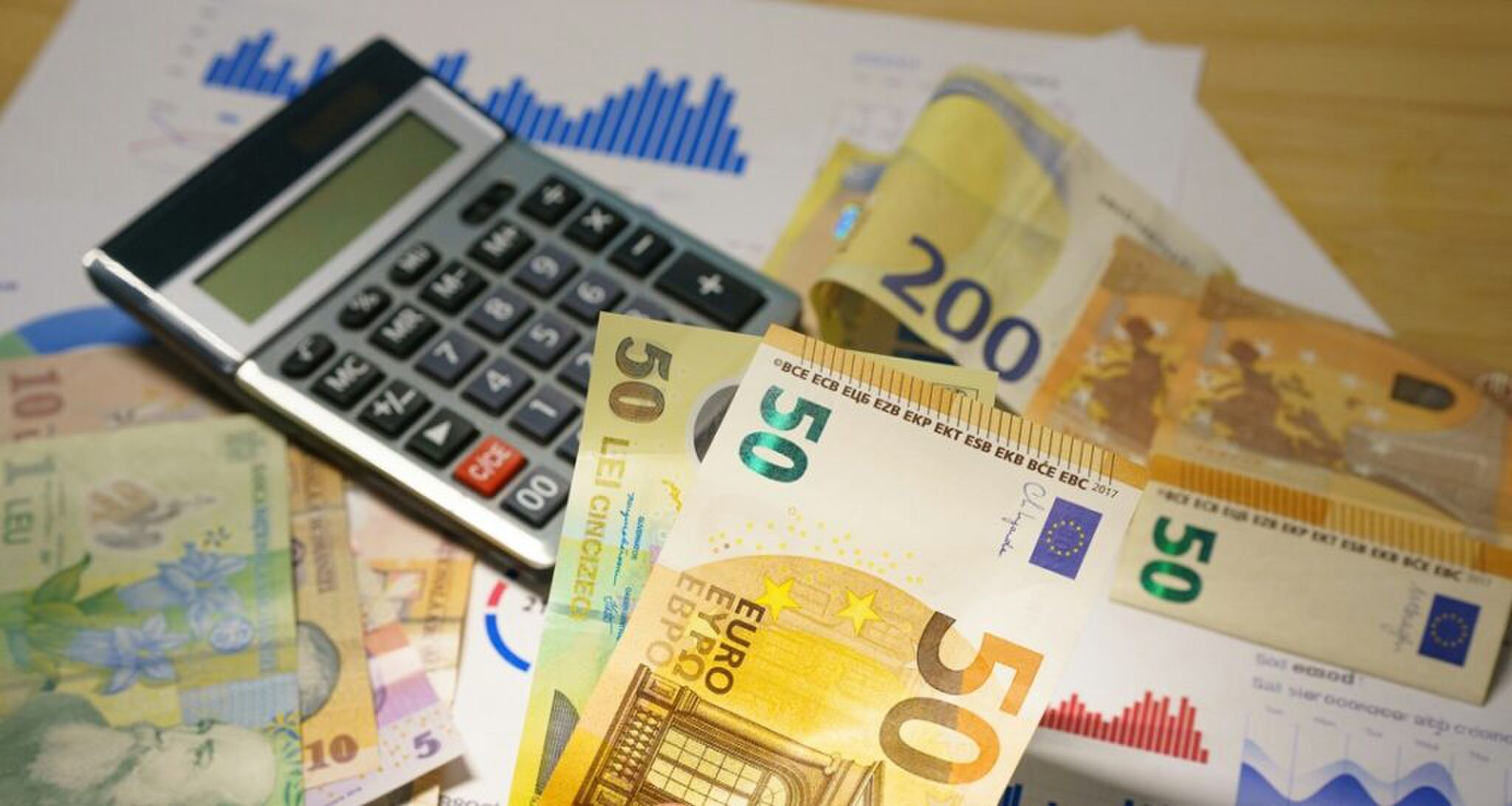 Cashgeld en een rekenmachine, wat Nederlanders gebruiken om te sparen.