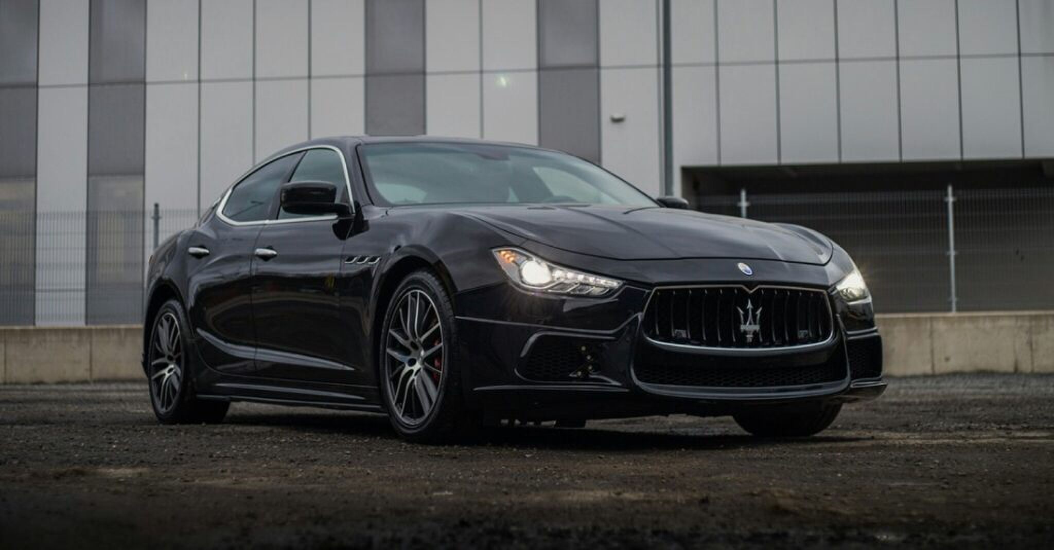 Een zwarte Maserati.
