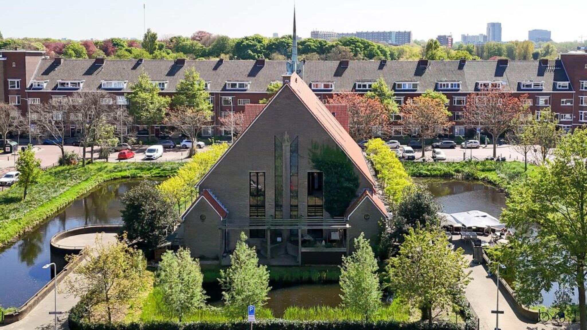 Voormalige kerk in Den Haag staat voor € 5.500.000,- te koop op Funda en is oogverblindend mooi