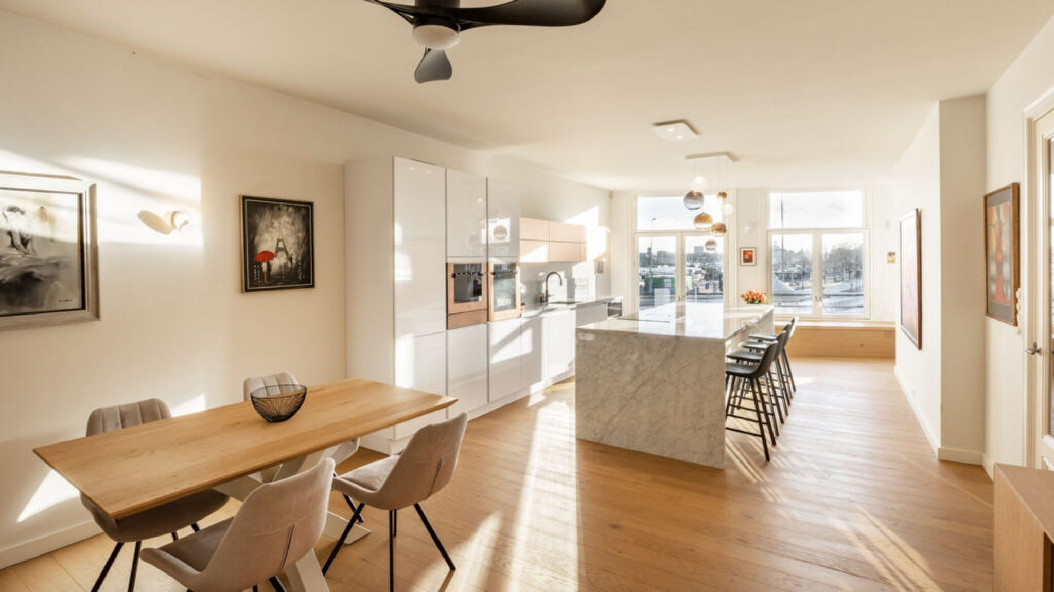 De eetkamer en keuken.