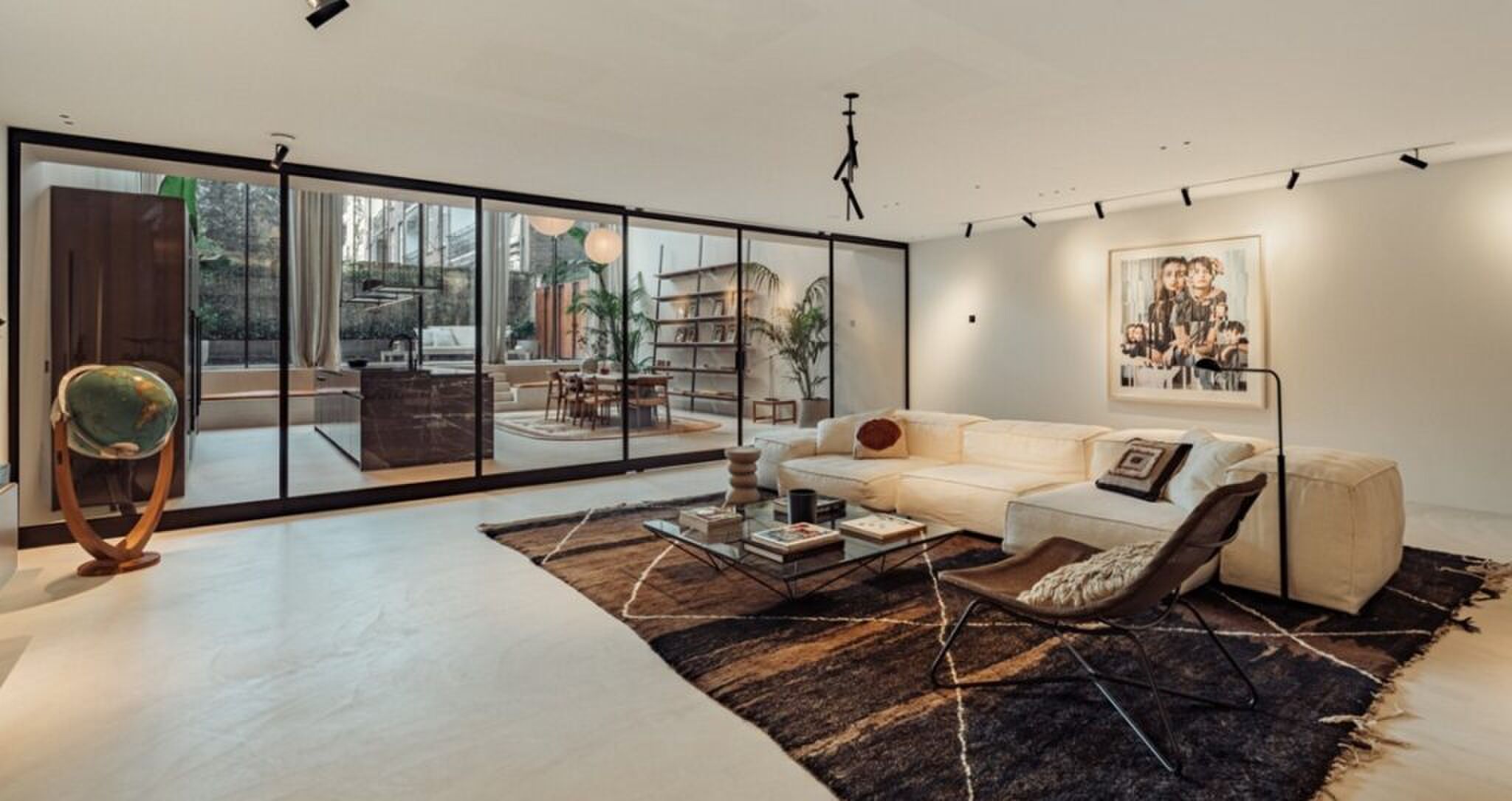 De woonkamer van de woning van Robine van der Meer.