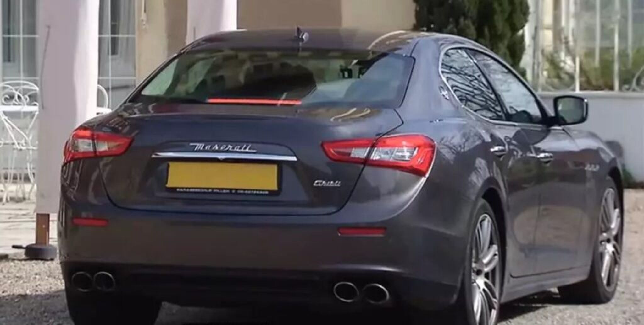 In deze luxueuze auto rijdt Illya uit ‘B&B Vol Liefde’