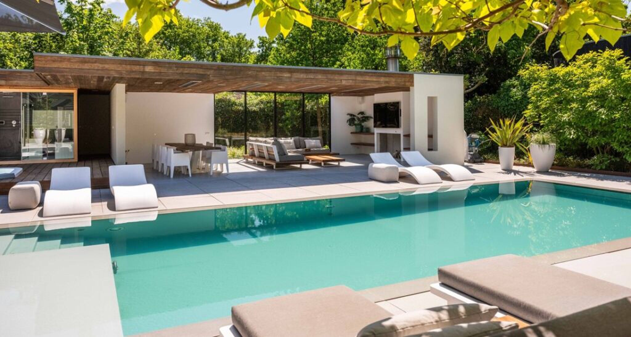 Het zwembad van de luxe woonboerderij in Bergen.