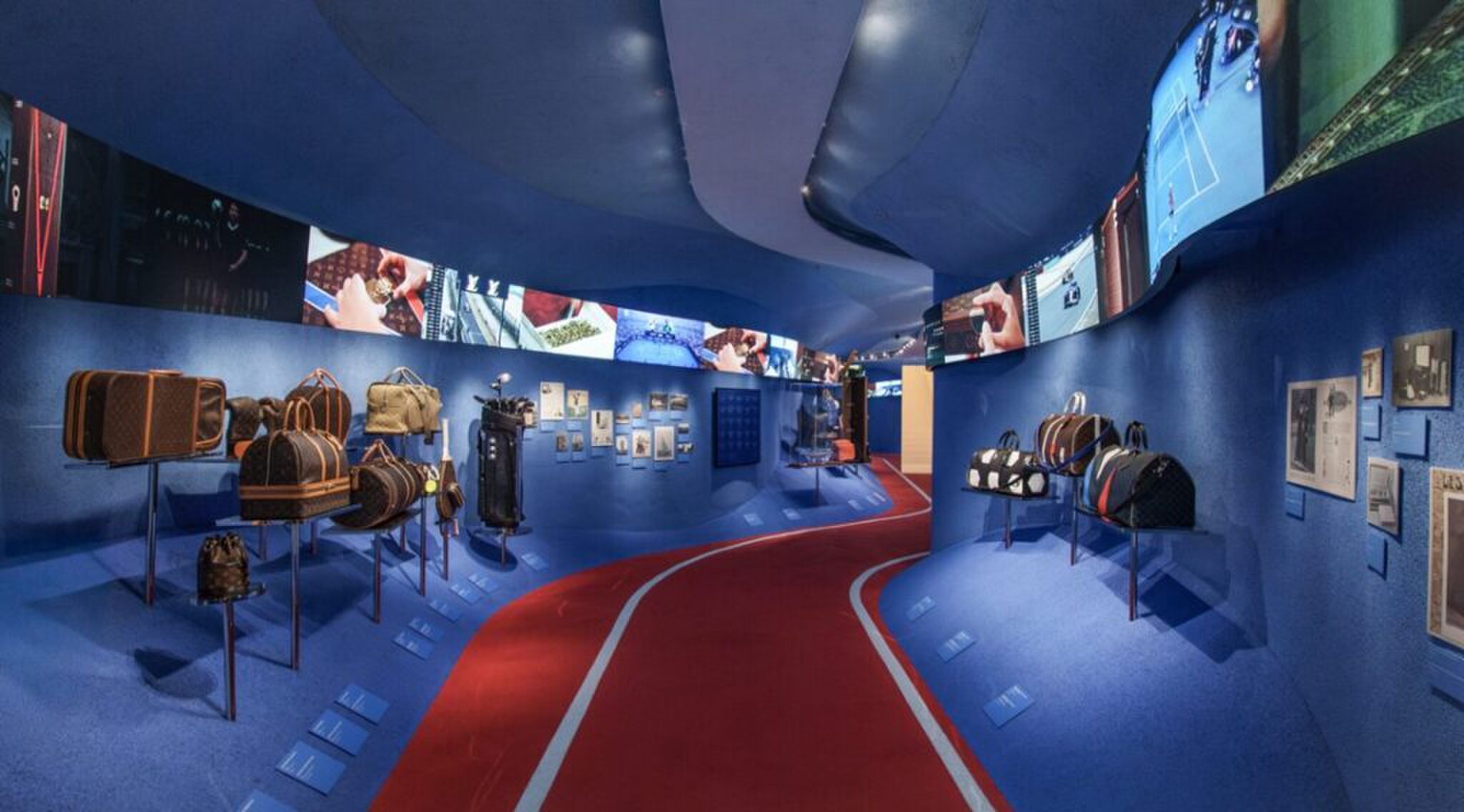 De binnenzijde van de flagshipstore van Louis Vuitton.