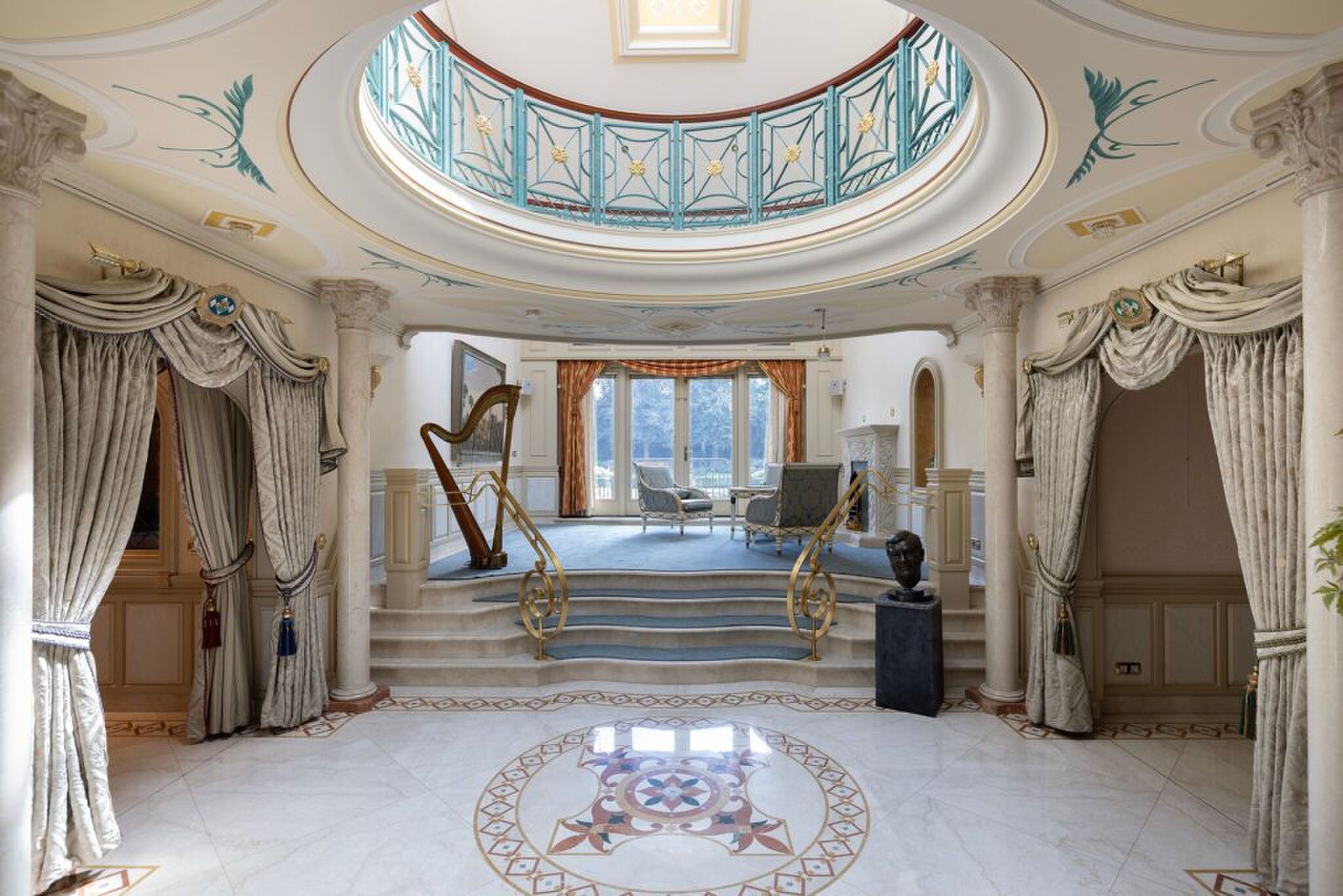 De luxueuze entreehal.