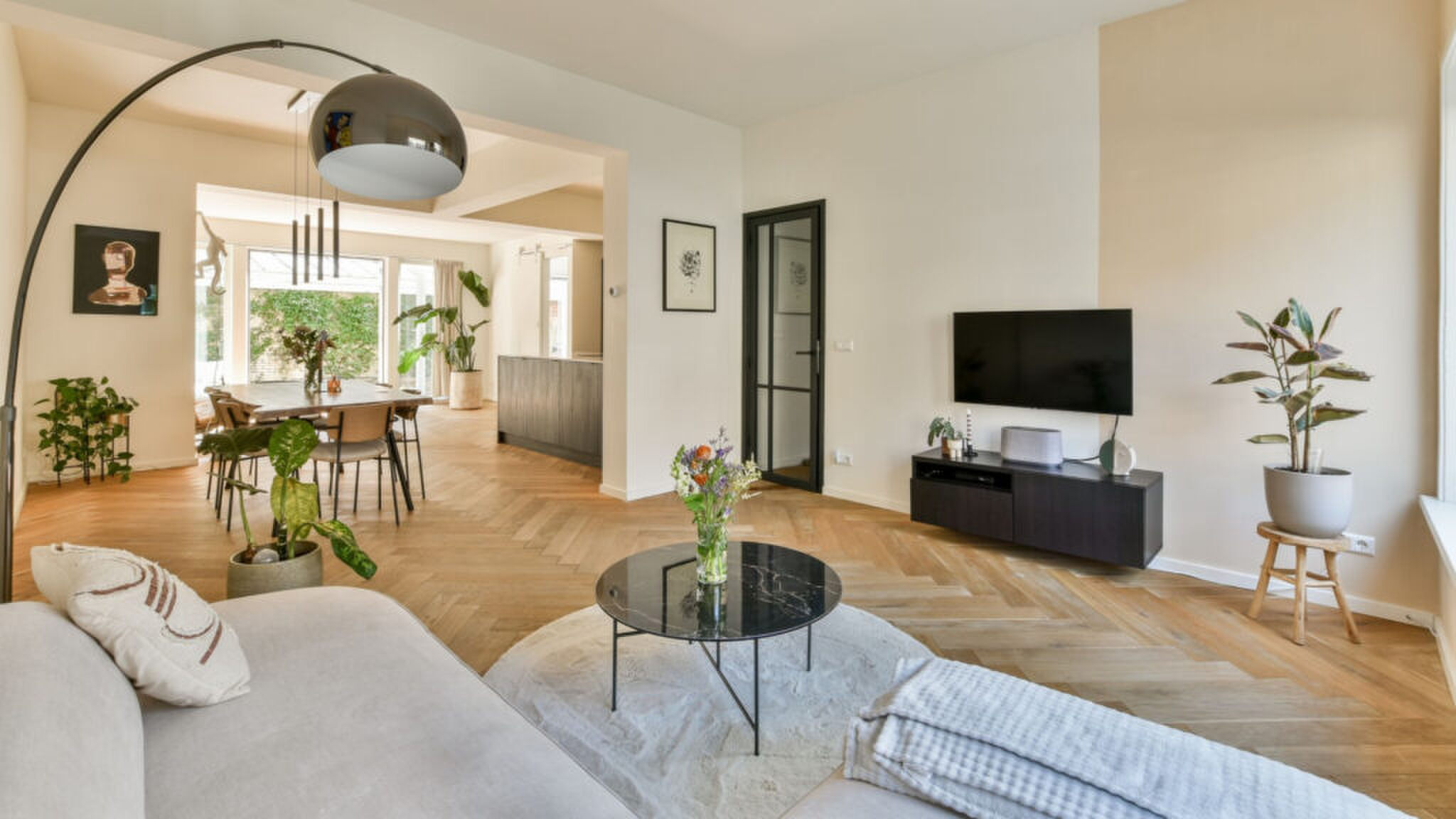 De living en eetkamer van de woning van Oos Kesbeke.