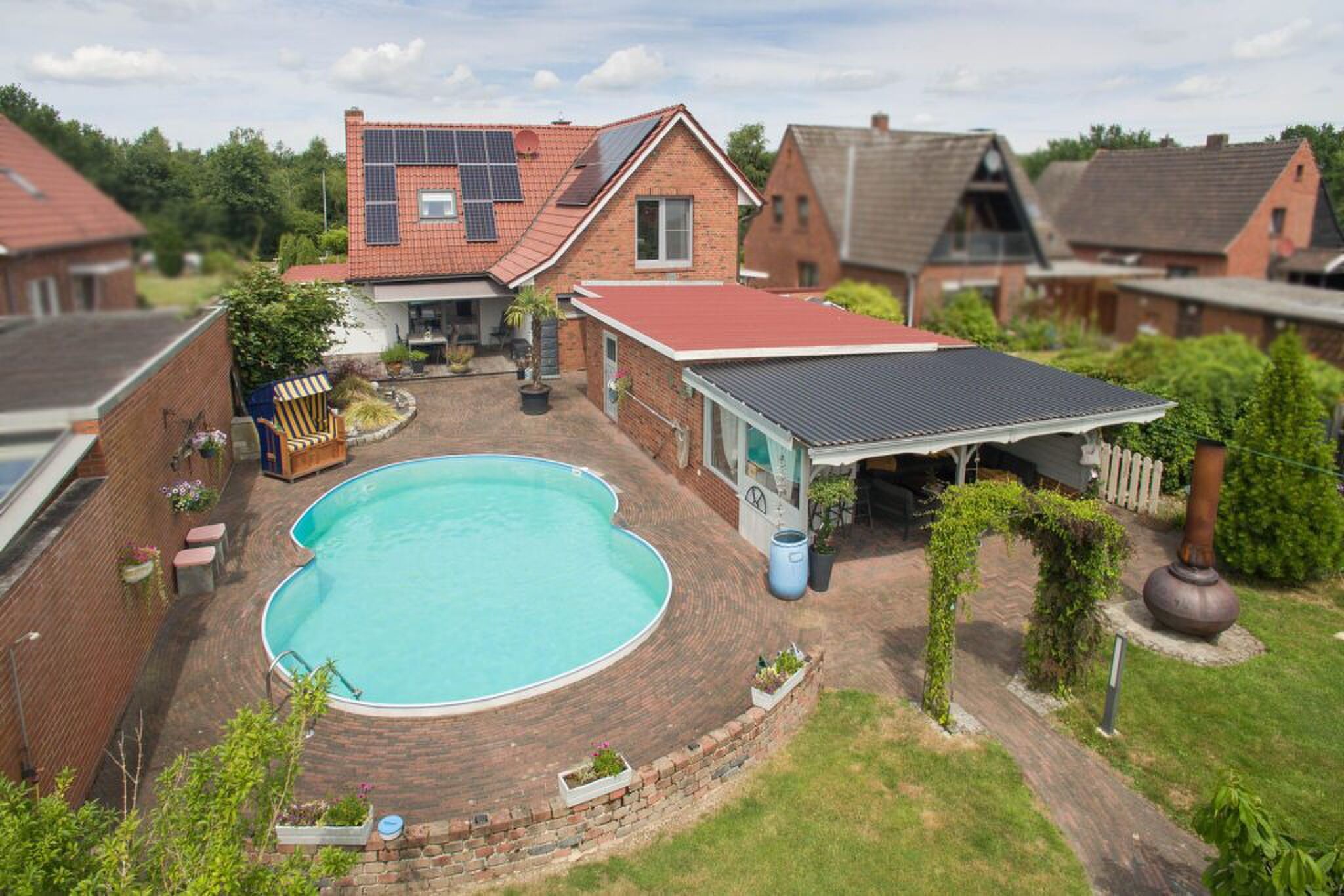 Het zwembad in de achtertuin van het huis in Nordhorn. 
