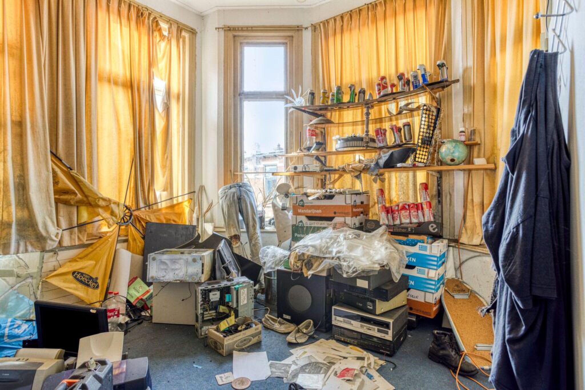 De rotzooi aan de binnenzijde van de woning in Leeuwarden.