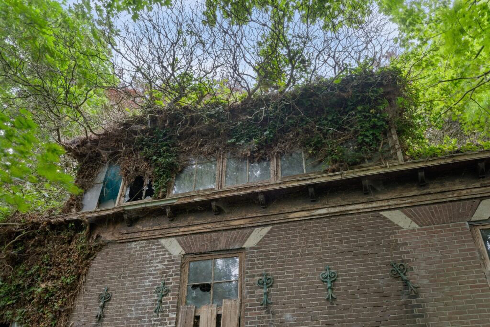 Het spookhuis dat te koop wordt aangeboden via Funda.