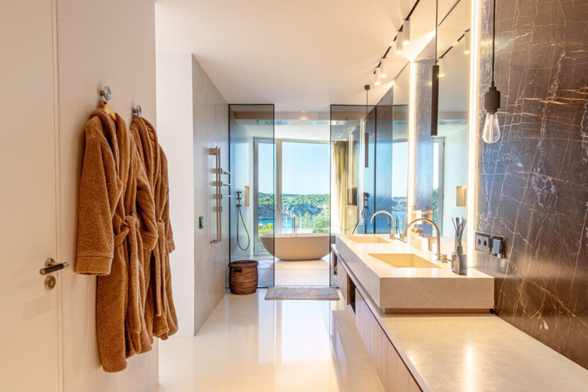 De en suite badkamer.