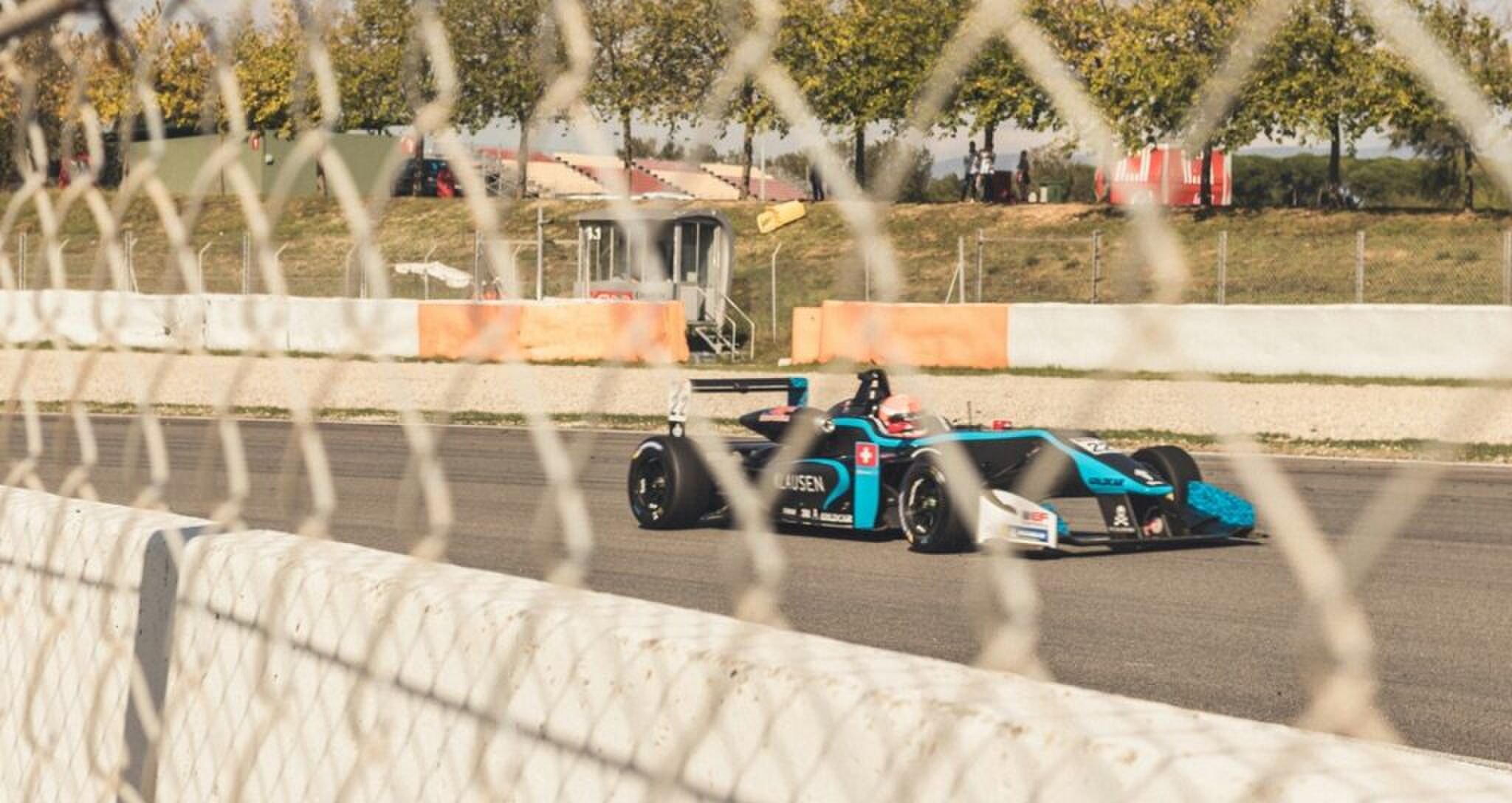 Een F1-auto op het circuit.