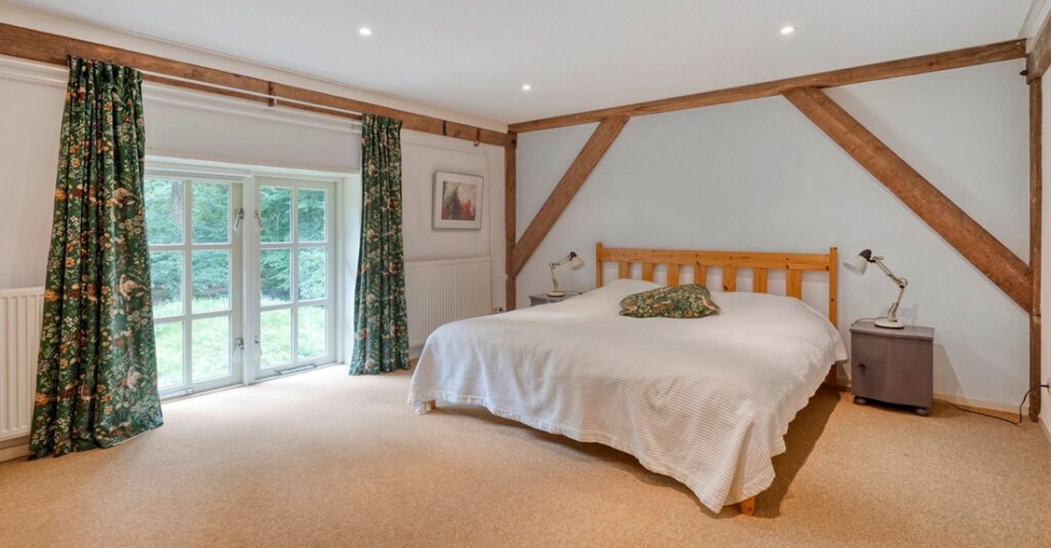 De ruim opgezette masterbedroom.