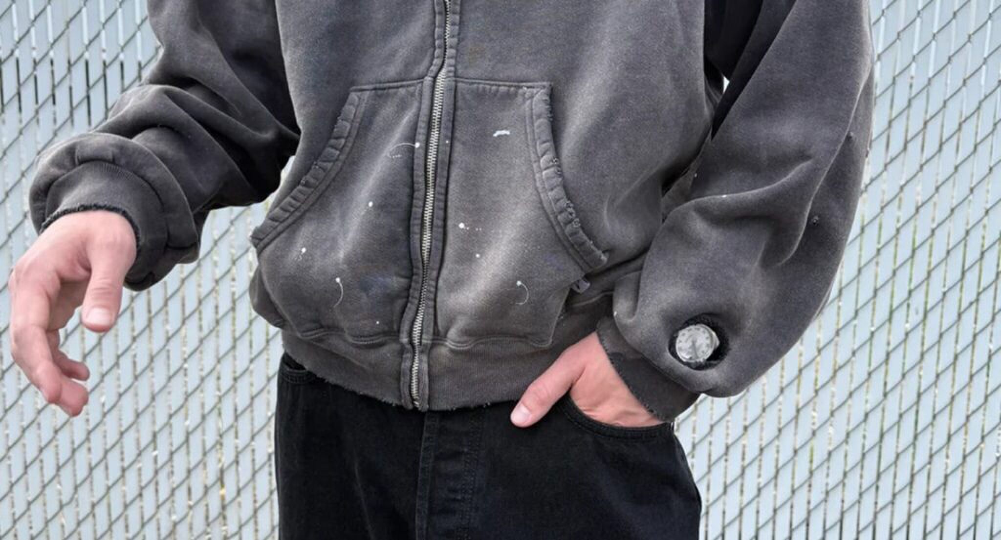 De hoodie waar het dure horloge doorheen te zien valt.